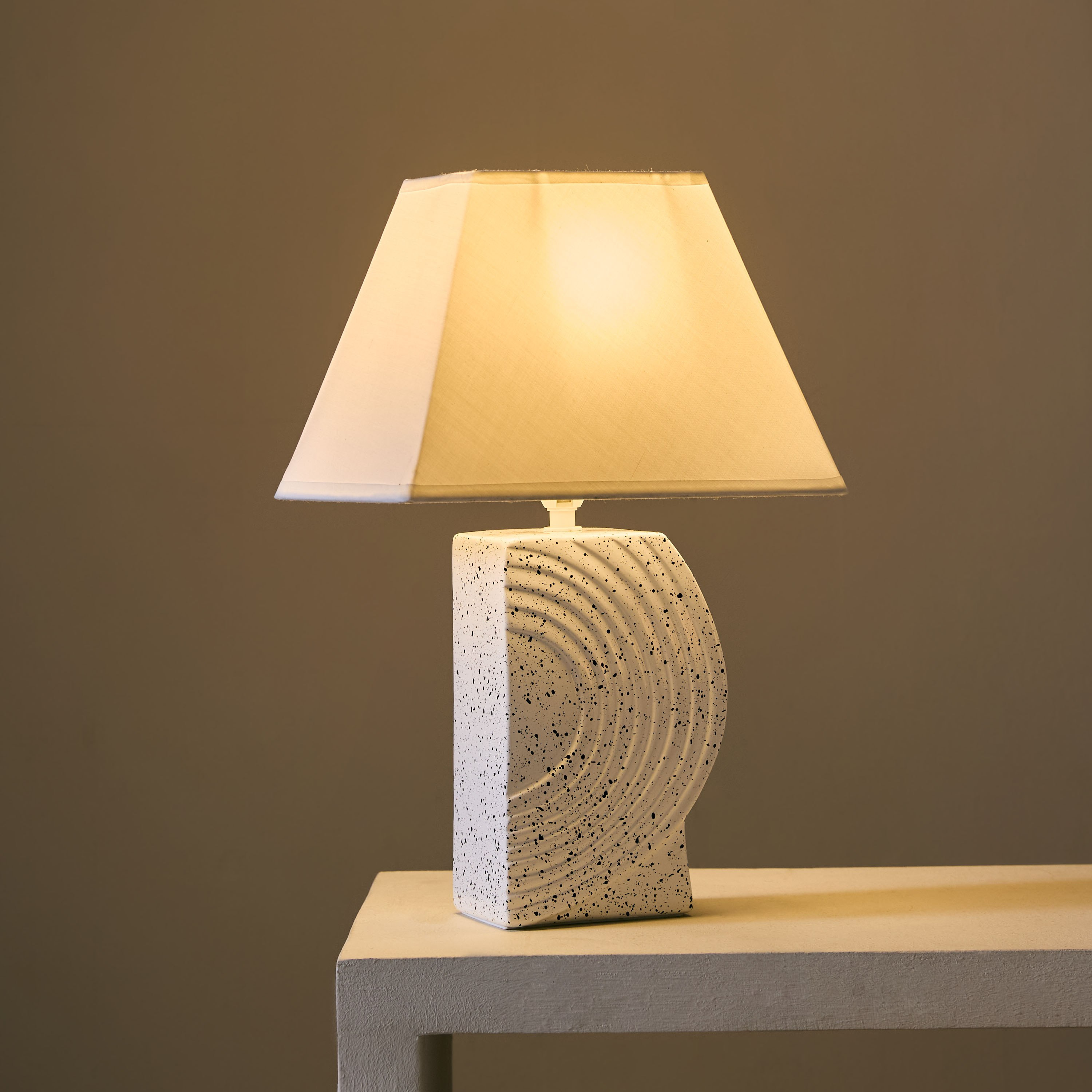 مصباح طاولة سيراميك بتصميم مودرن منقّط من أليكس - 25x15.5x37 سم-hbxbedroom-lighting-tablelamps-image-2