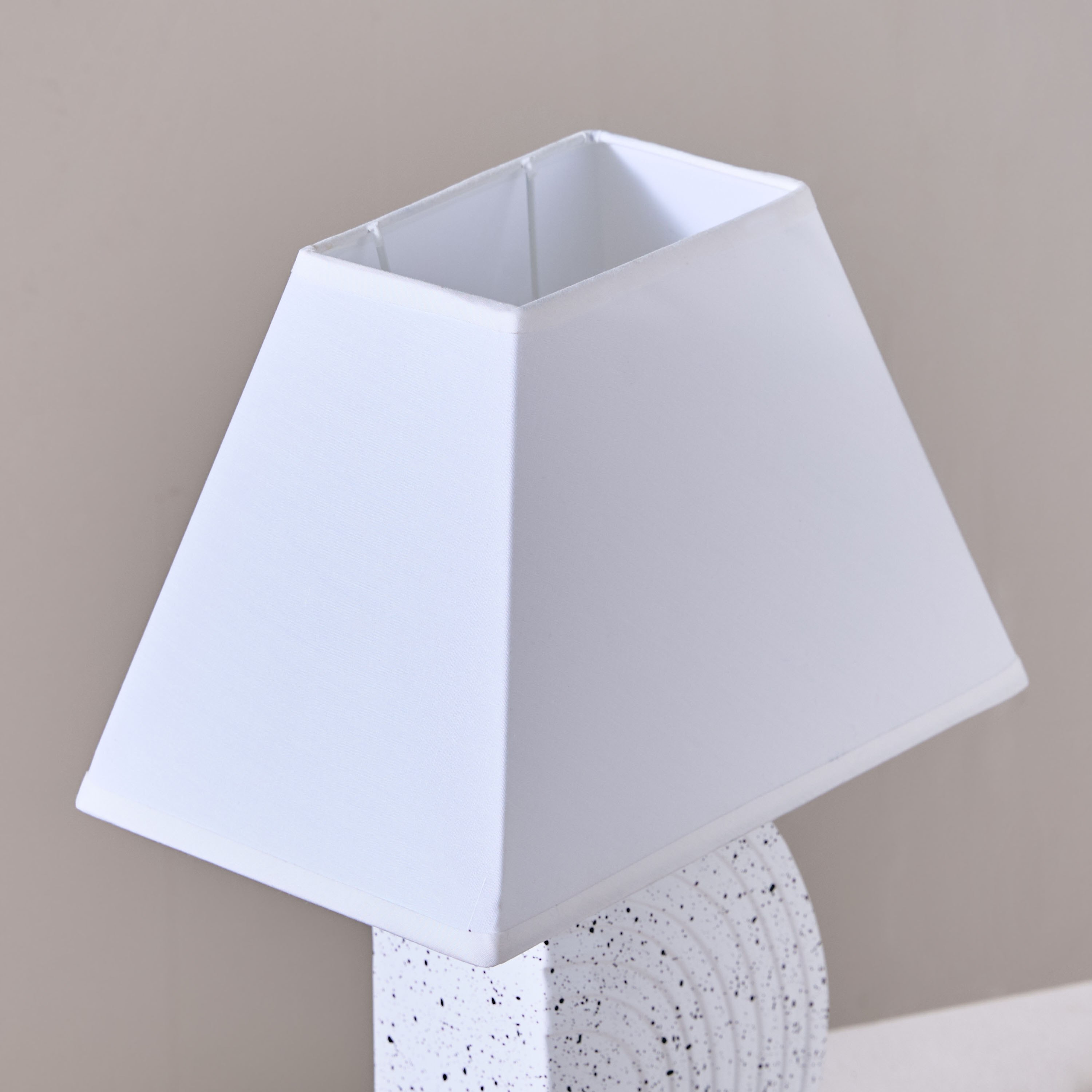 مصباح طاولة سيراميك بتصميم مودرن منقّط من أليكس - 25x15.5x37 سم-hbxbedroom-lighting-tablelamps-image-3