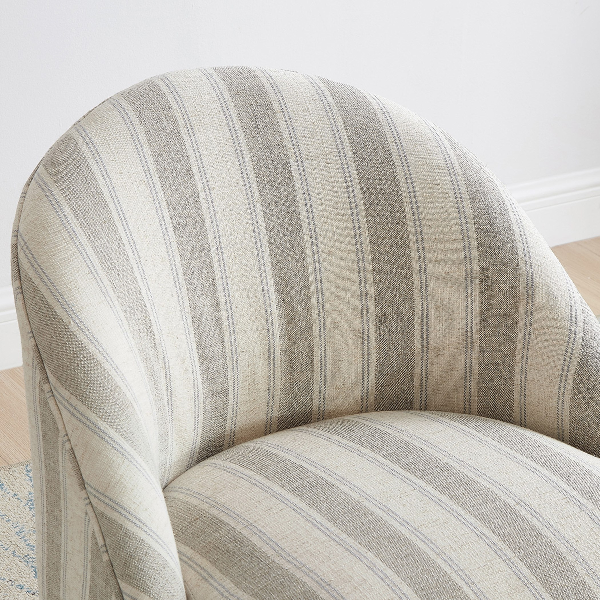 كرسي قماش مزين من نورا-hbxlivingroom-sofasandarmchairs-easychairs-image-3