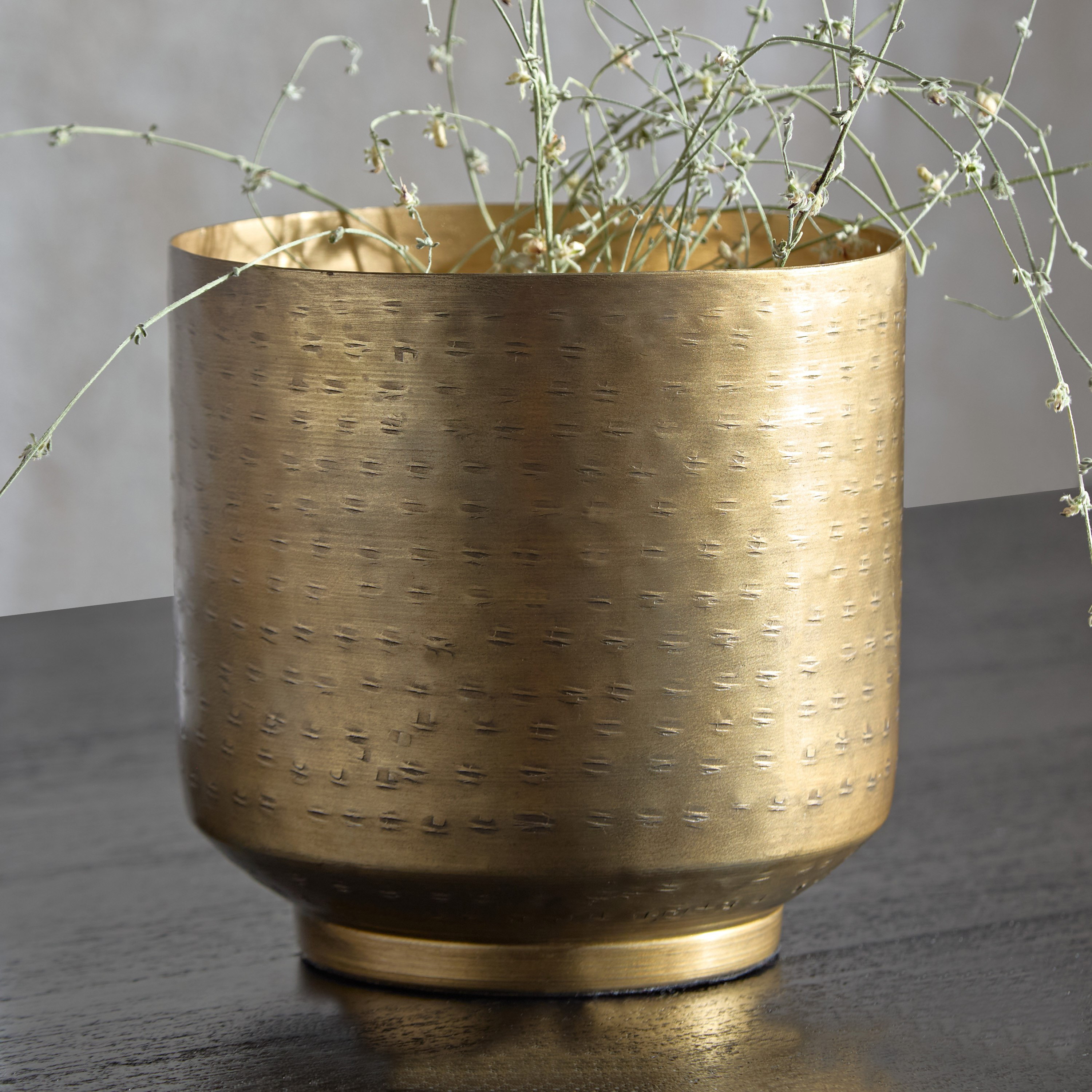 أصيص زرع معدني مستدير مستقيم مطروق من ليت - 15x15x14 سم-hbxhomeware-hbxdecorandfurnishings-image-1