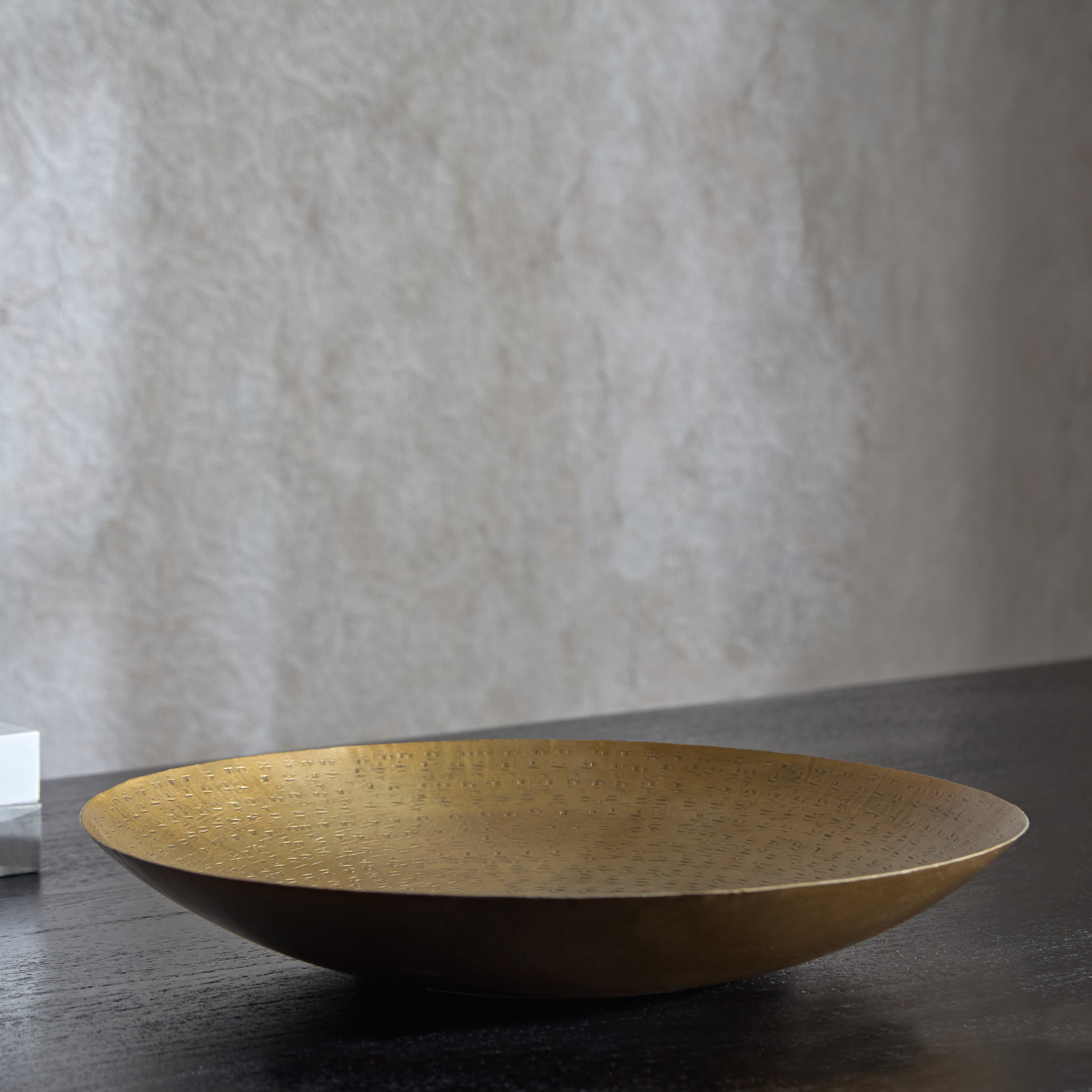 وعاء معدني مستدير مسطح مطروق من ليت - 37x37x6 سم-hbxdecorandfurnishings-homeaccessories-bowls-image-1