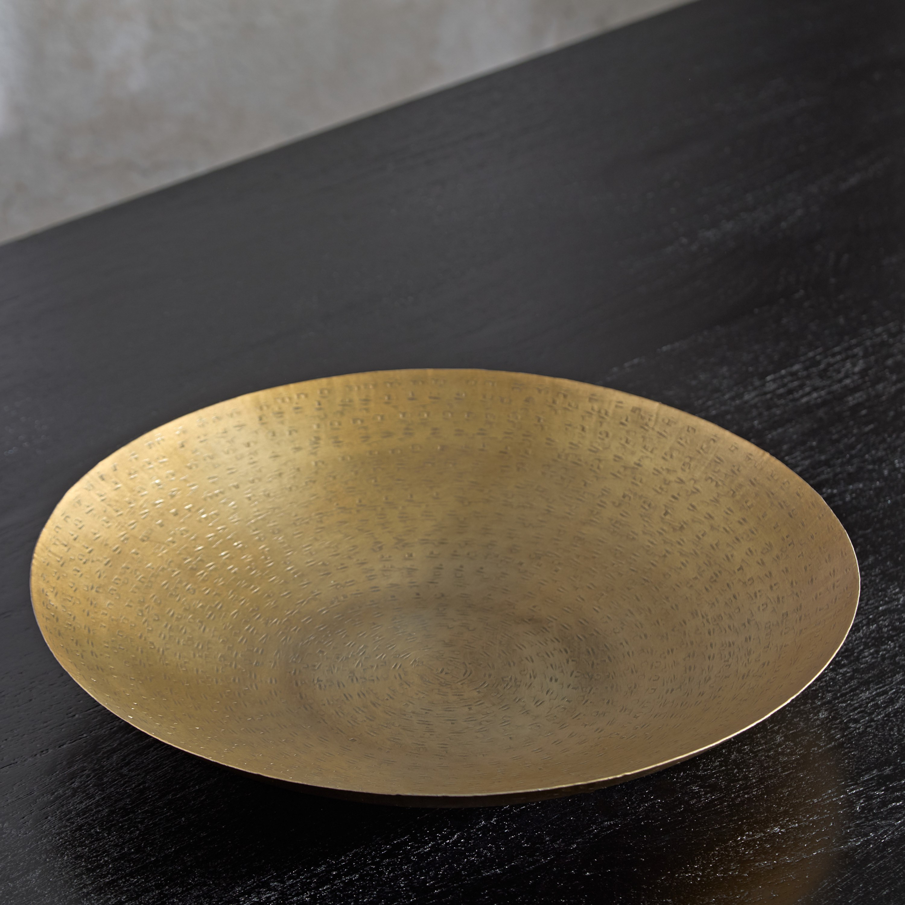 وعاء معدني مستدير مسطح مطروق من ليت - 37x37x6 سم-hbxdecorandfurnishings-homeaccessories-bowls-image-2
