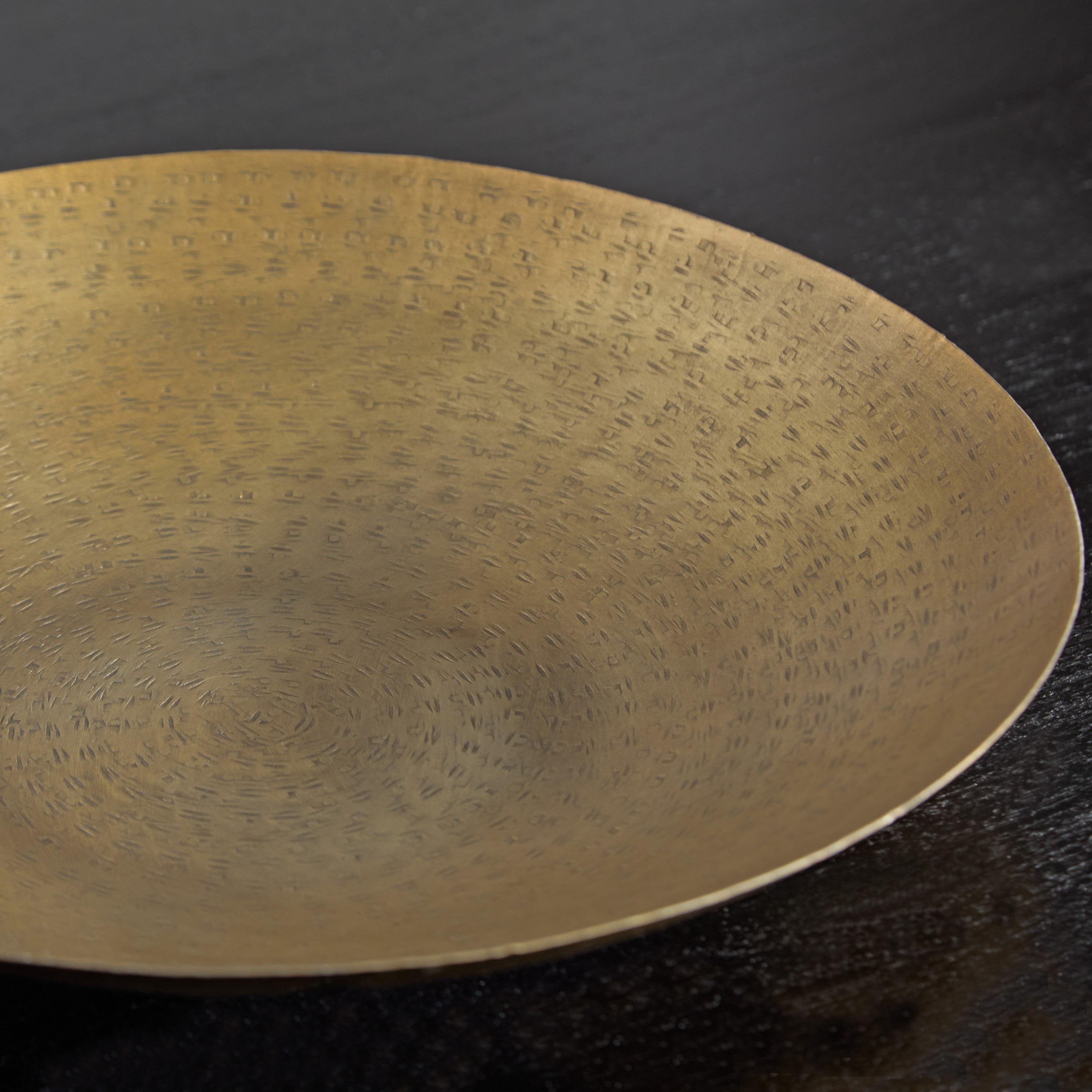 وعاء معدني مستدير مسطح مطروق من ليت - 37x37x6 سم-hbxdecorandfurnishings-homeaccessories-bowls-image-3