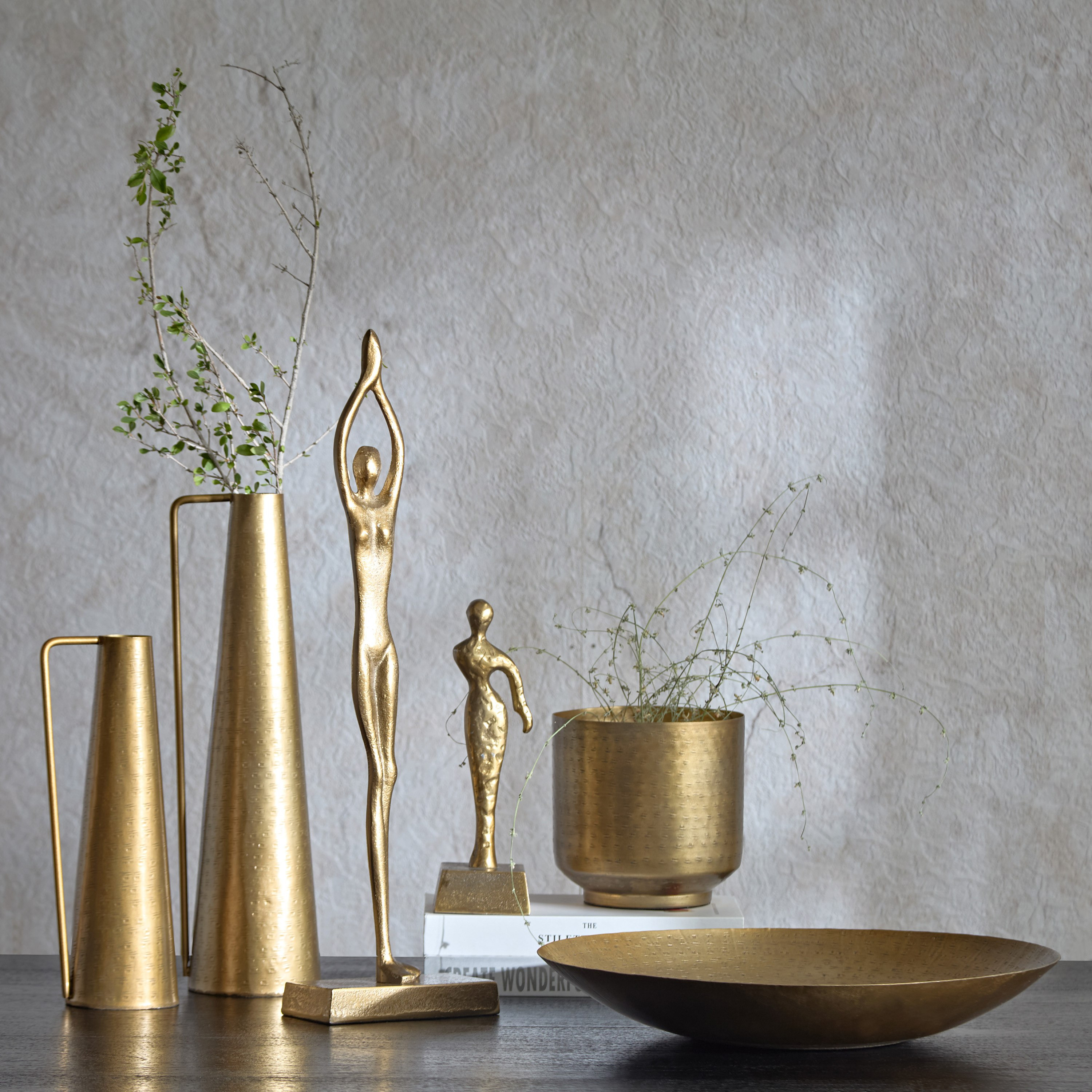 وعاء معدني مستدير مسطح مطروق من ليت - 37x37x6 سم-hbxdecorandfurnishings-homeaccessories-bowls-image-4