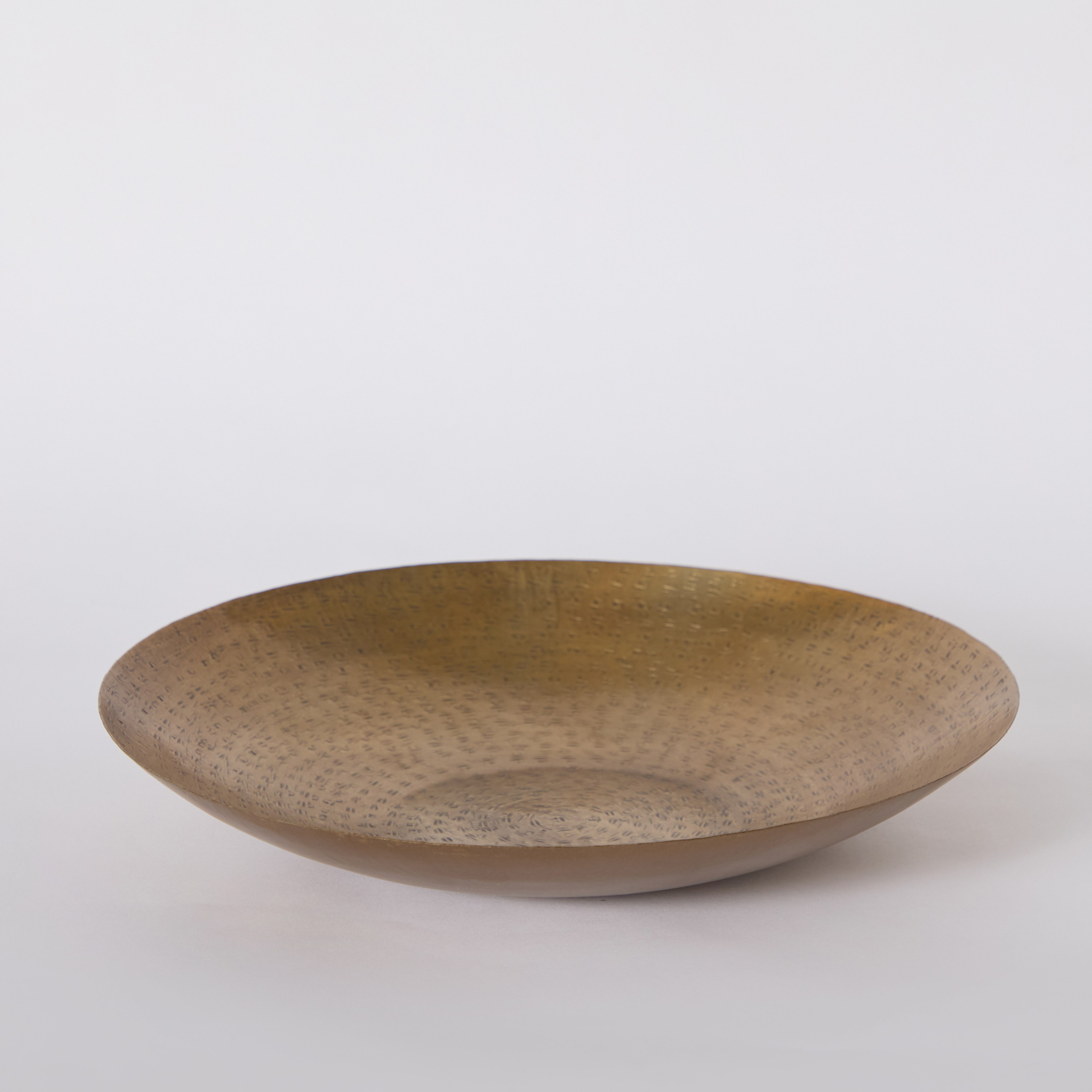 وعاء معدني مستدير مسطح مطروق من ليت - 37x37x6 سم-hbxdecorandfurnishings-homeaccessories-bowls-image-5