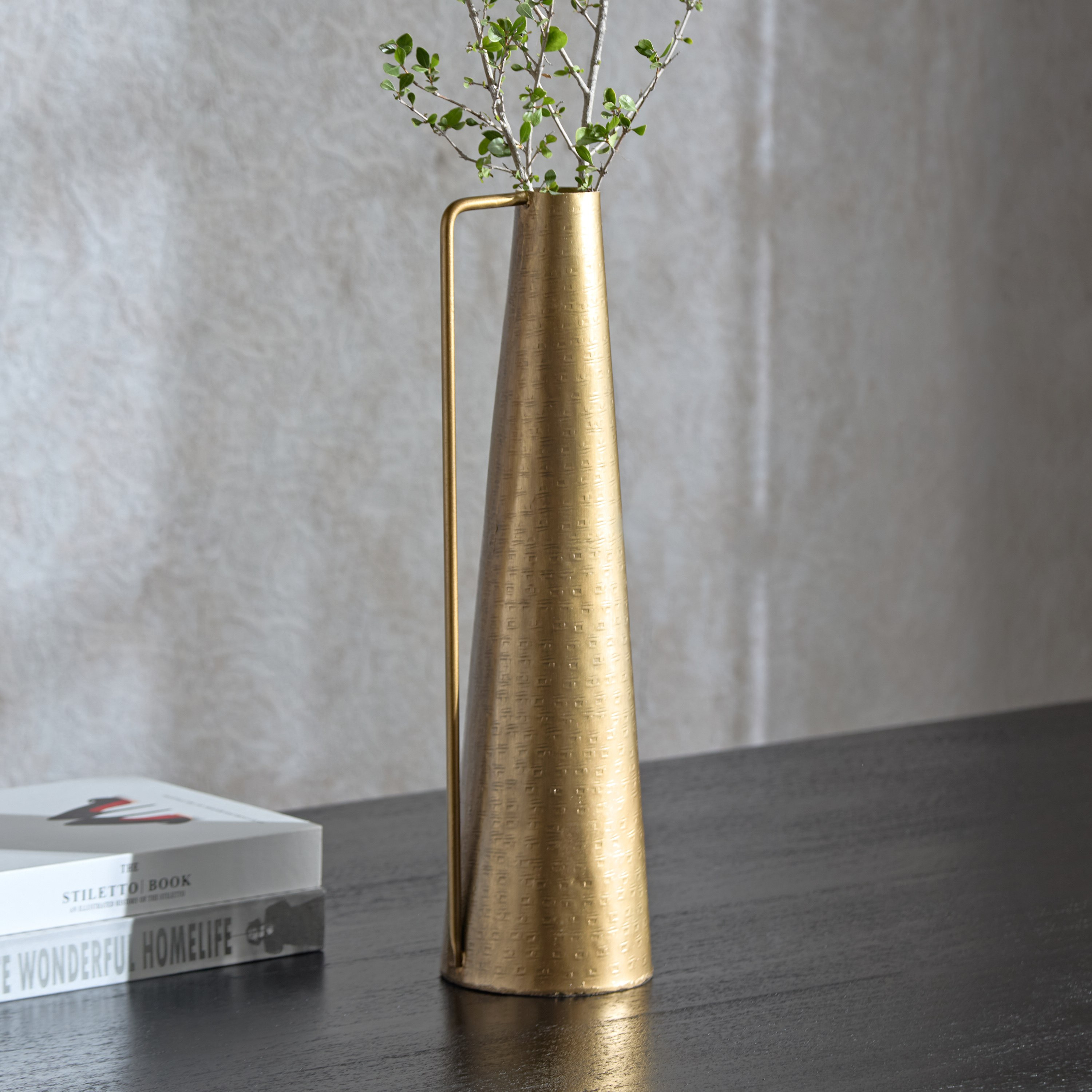 مزهرية أبريق رفيعة مطروقة معدنية مطروقة من ليت - 10x10x37 سم-hbxbedroom-decorandaccessories-vases-image-1