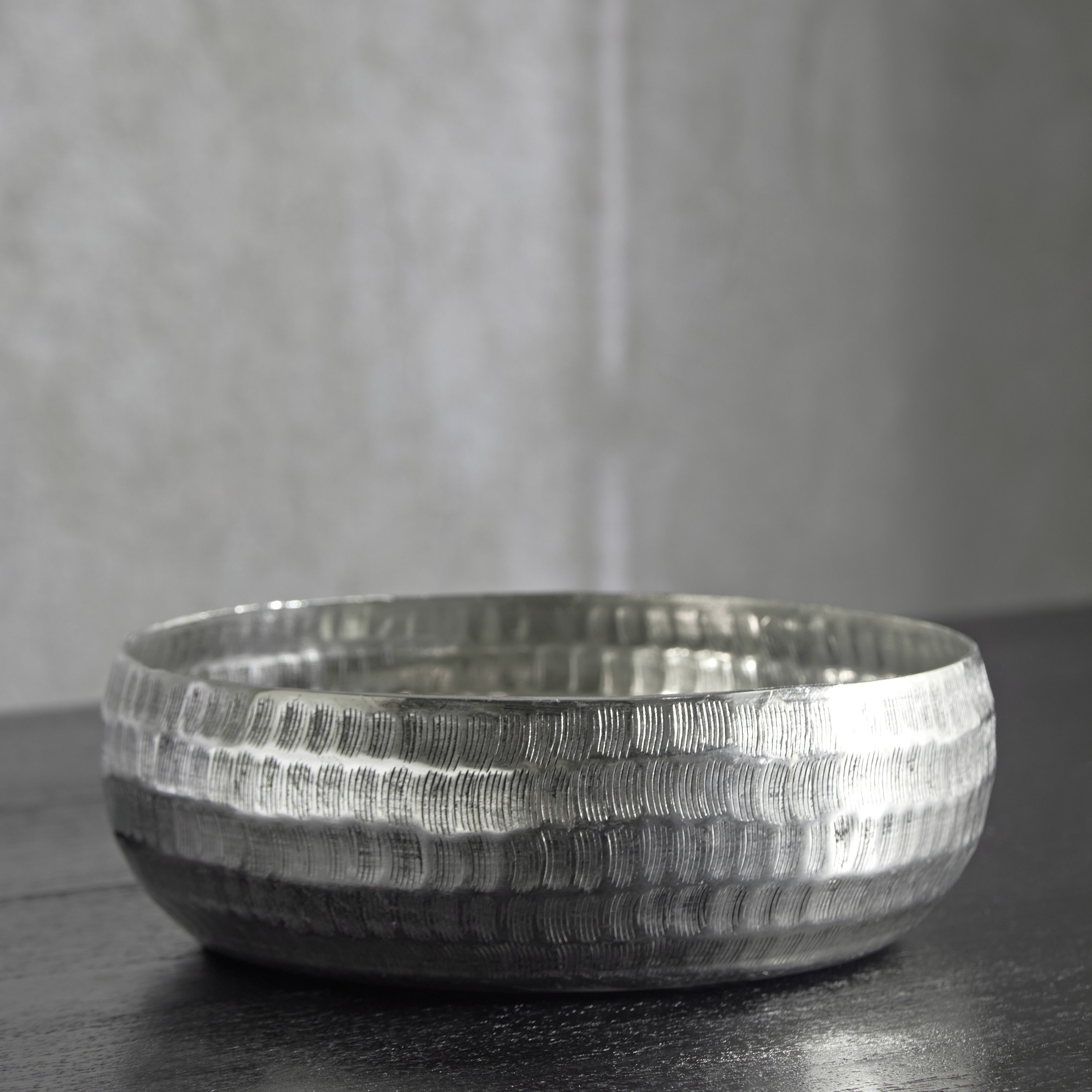 وعاء محدب عمودي مستدير ومطروق من الألومنيوم من ليت - 24x24x8 سم-hbxdecorandfurnishings-homeaccessories-bowls-image-1
