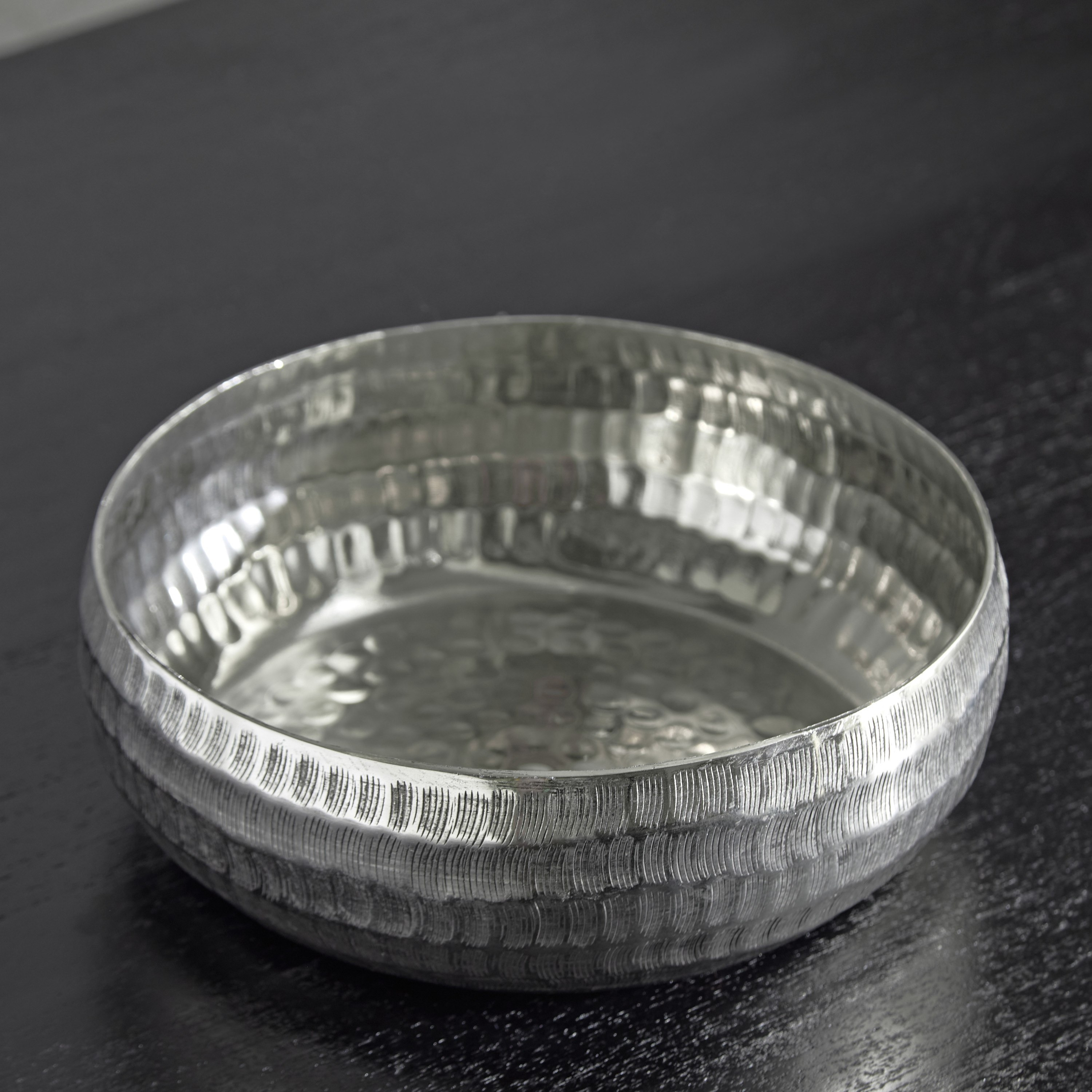 وعاء محدب عمودي مستدير ومطروق من الألومنيوم من ليت - 24x24x8 سم-hbxdecorandfurnishings-homeaccessories-bowls-image-2
