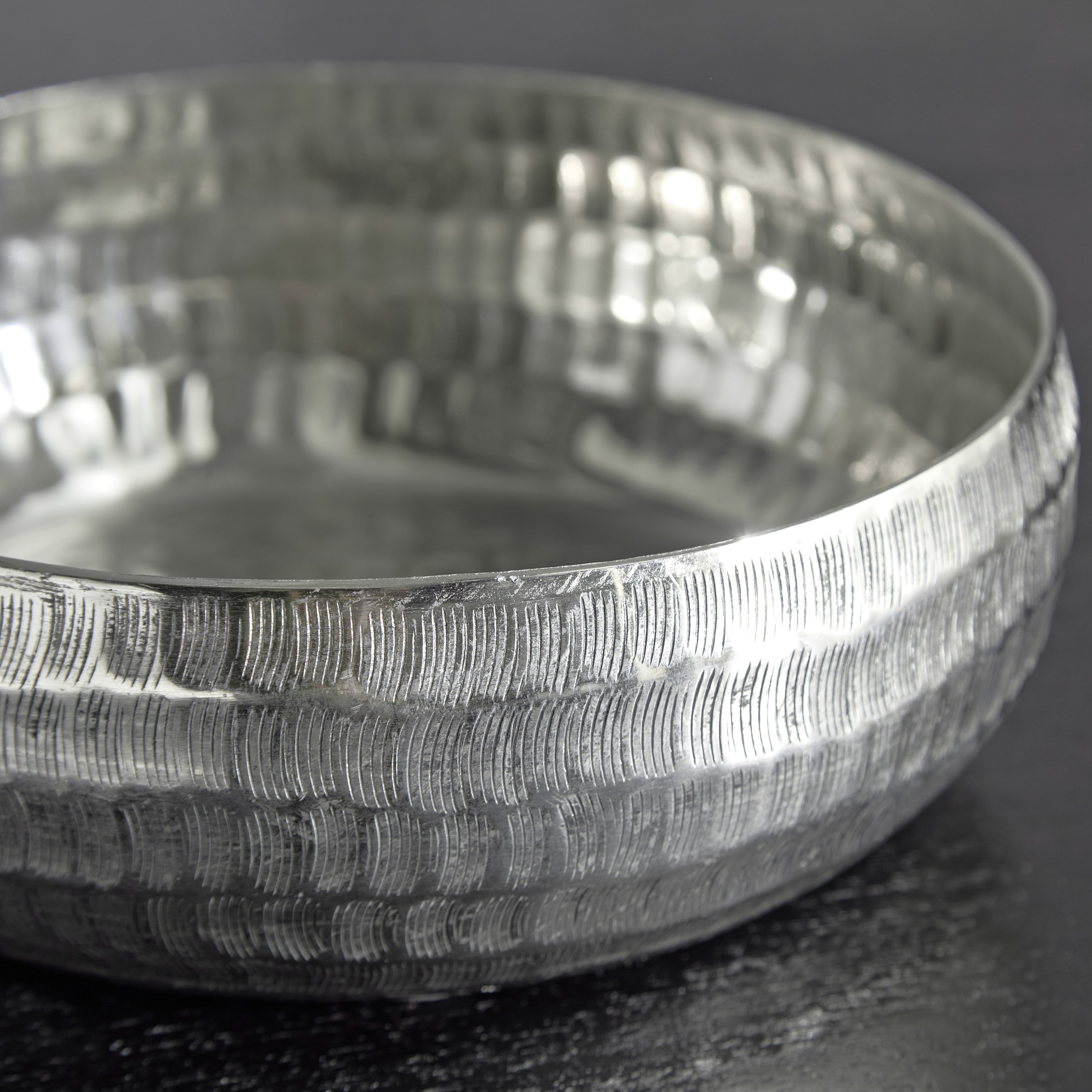 وعاء محدب عمودي مستدير ومطروق من الألومنيوم من ليت - 24x24x8 سم-hbxdecorandfurnishings-homeaccessories-bowls-image-3