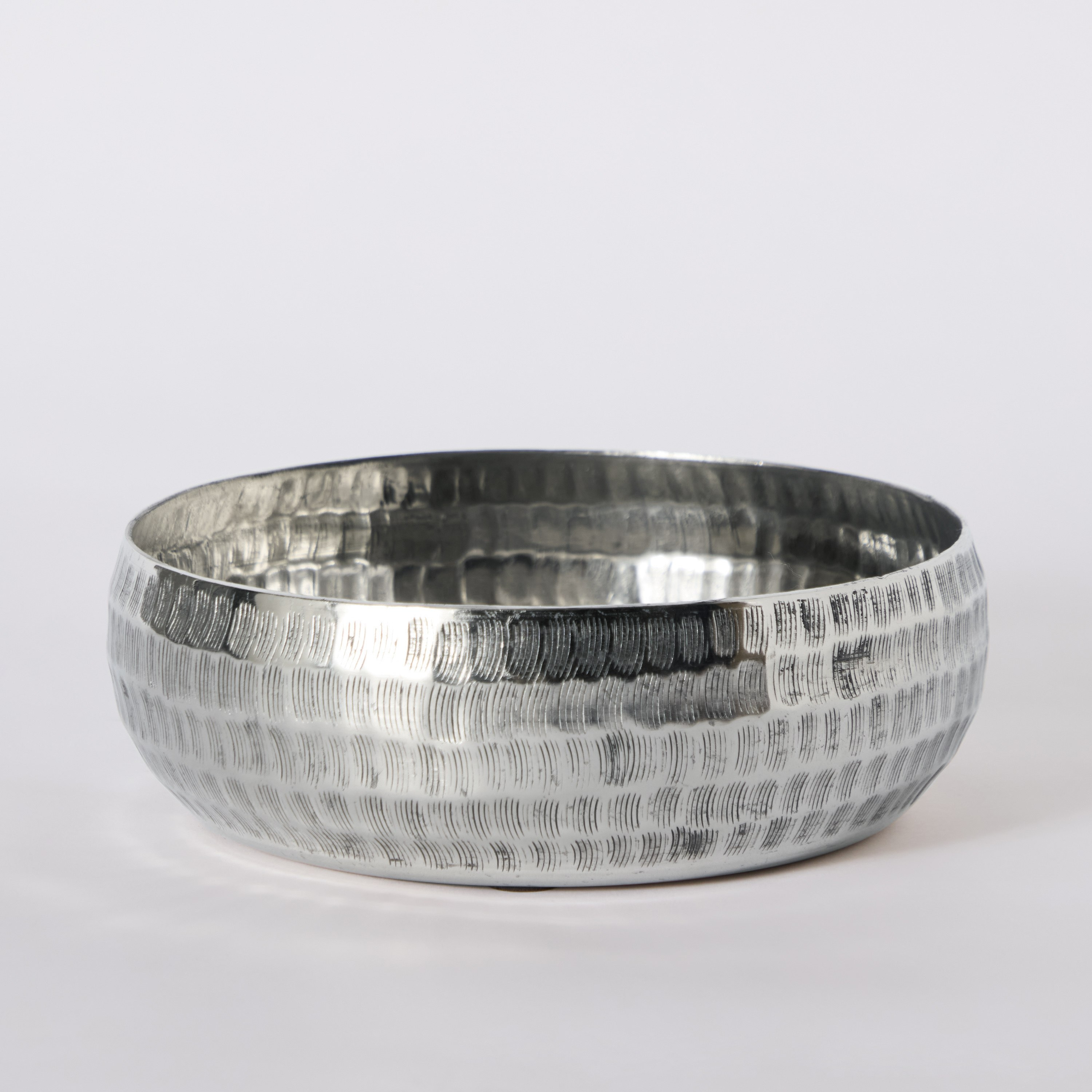 وعاء محدب عمودي مستدير ومطروق من الألومنيوم من ليت - 24x24x8 سم-hbxdecorandfurnishings-homeaccessories-bowls-image-5