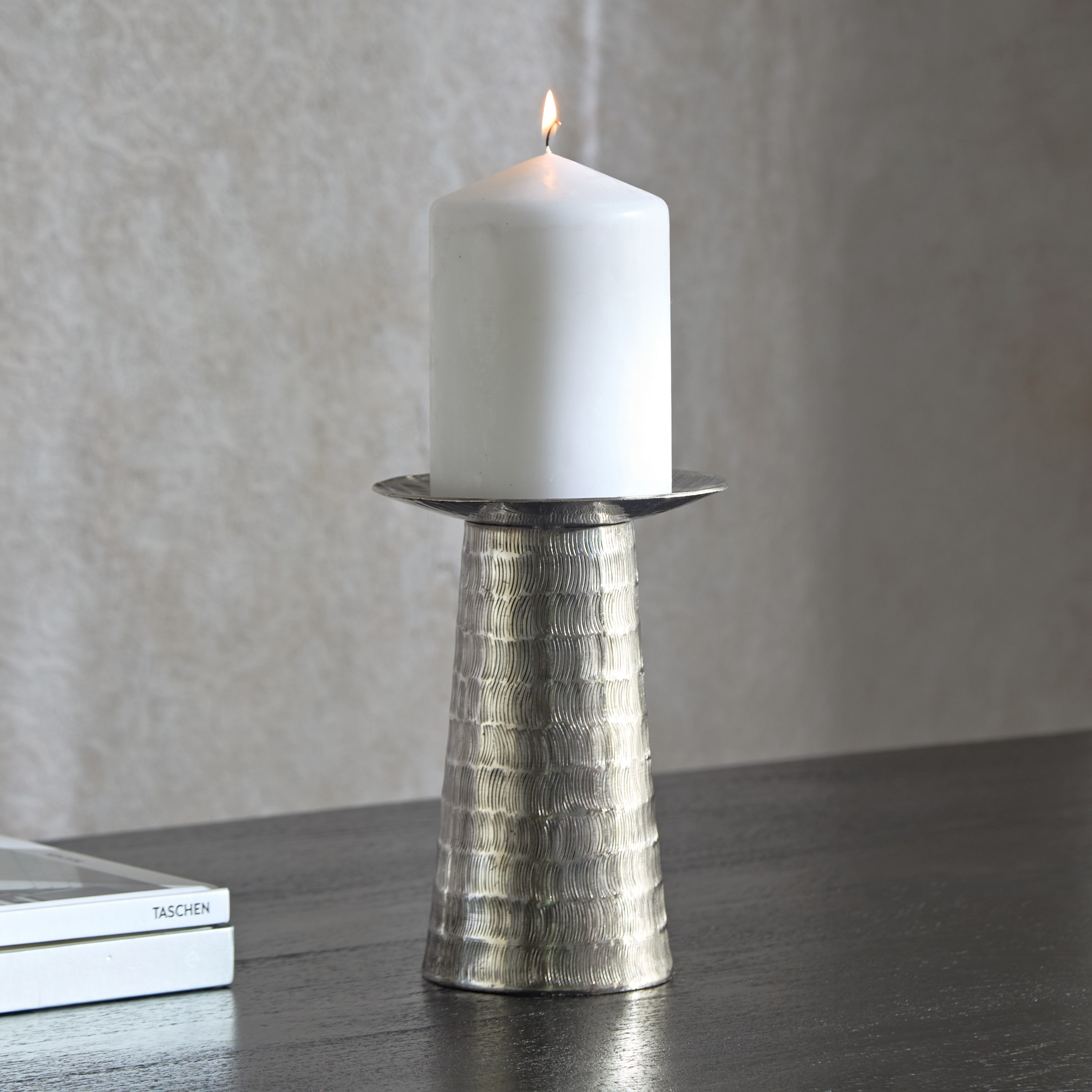 حامل شموع عمودية مستدير مطروق من الألومنيوم من ليت - 14x14x20 سم-hbxlivingroom-decorandaccessories-candleholders-image-1