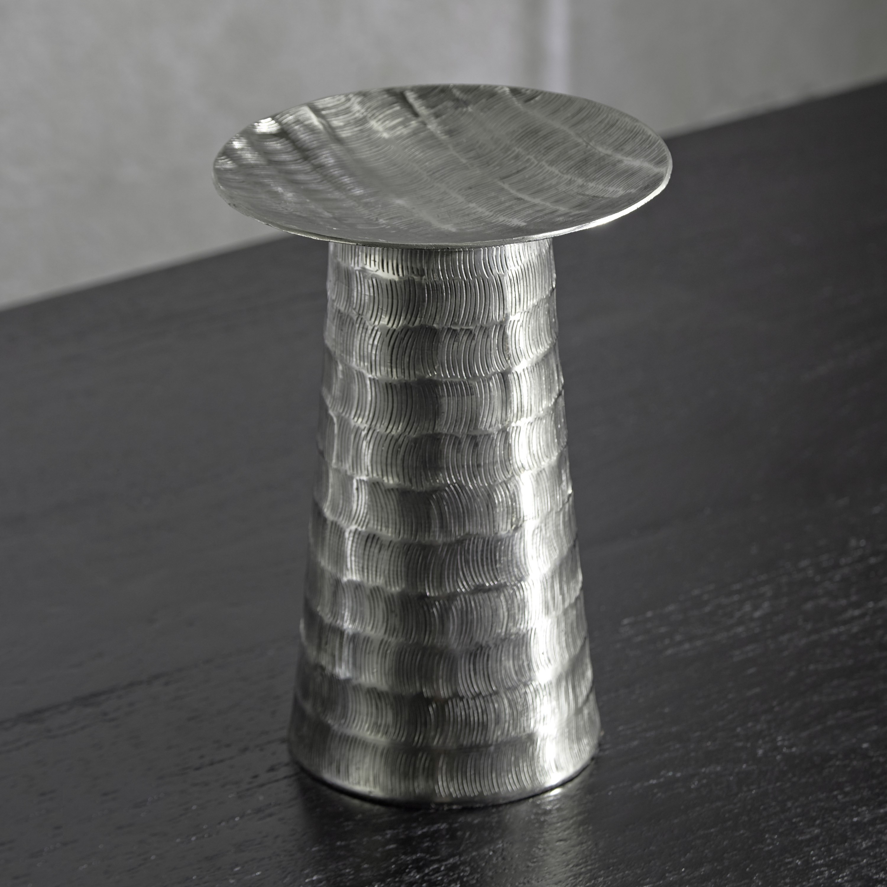 حامل شموع عمودية مستدير مطروق من الألومنيوم من ليت - 14x14x20 سم-hbxlivingroom-decorandaccessories-candleholders-image-2