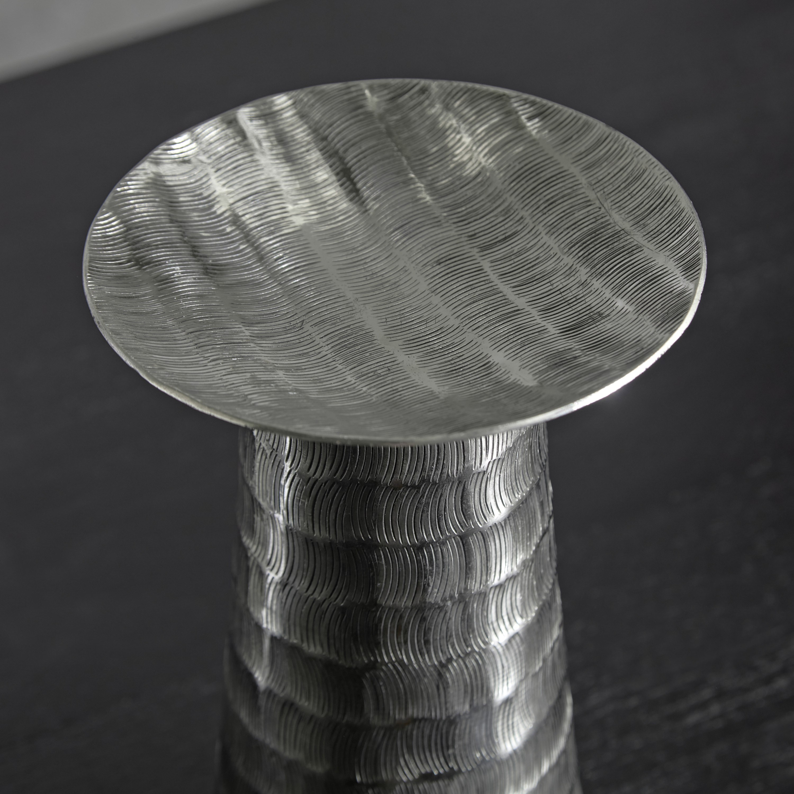 حامل شموع عمودية مستدير مطروق من الألومنيوم من ليت - 14x14x20 سم-hbxlivingroom-decorandaccessories-candleholders-image-3