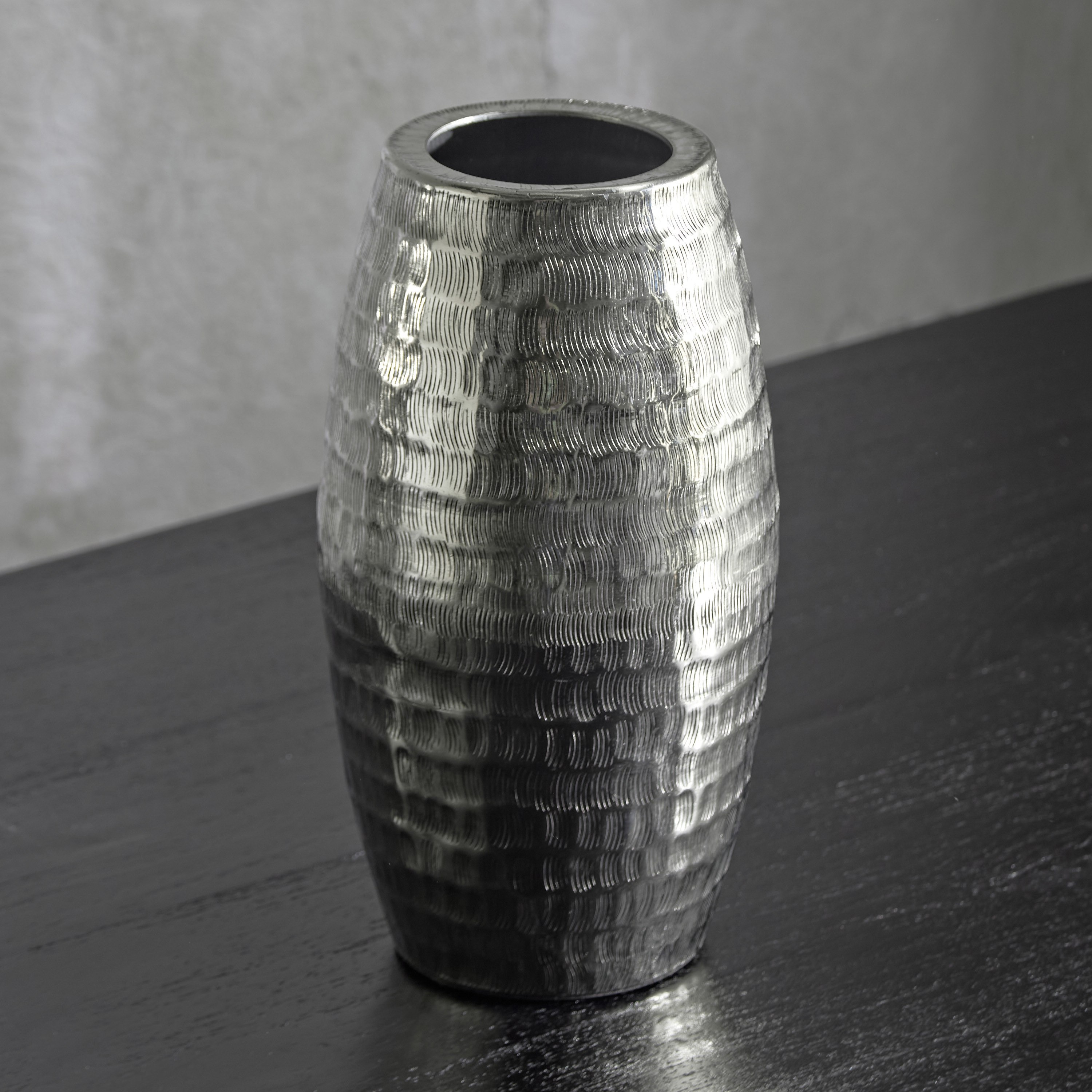 مزهرية عمودية مستديرة مطروقة من الألومنيوم من ليت - 16x16x31 سم-hbxbedroom-decorandaccessories-vases-image-2