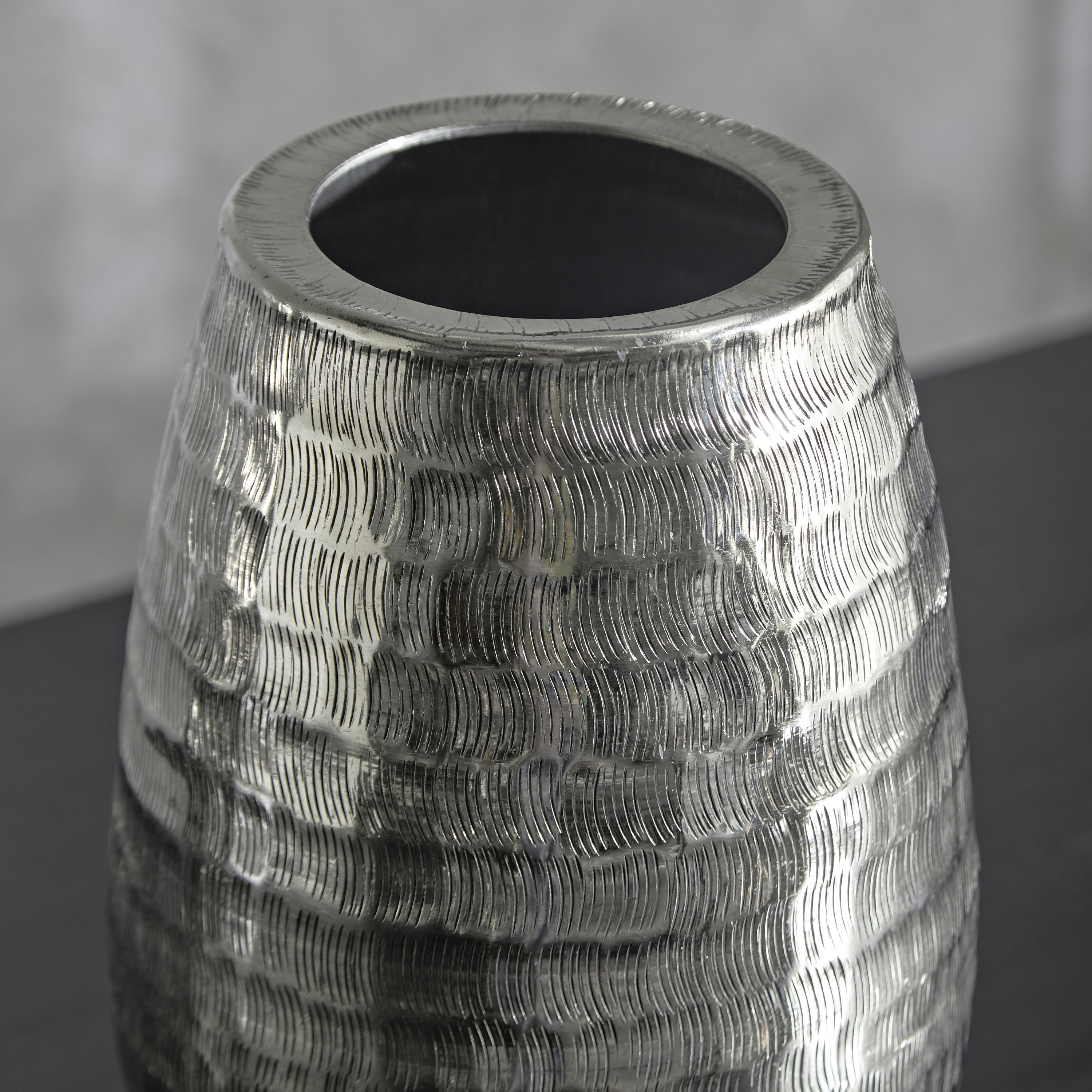 مزهرية عمودية مستديرة مطروقة من الألومنيوم من ليت - 16x16x31 سم-hbxbedroom-decorandaccessories-vases-image-3