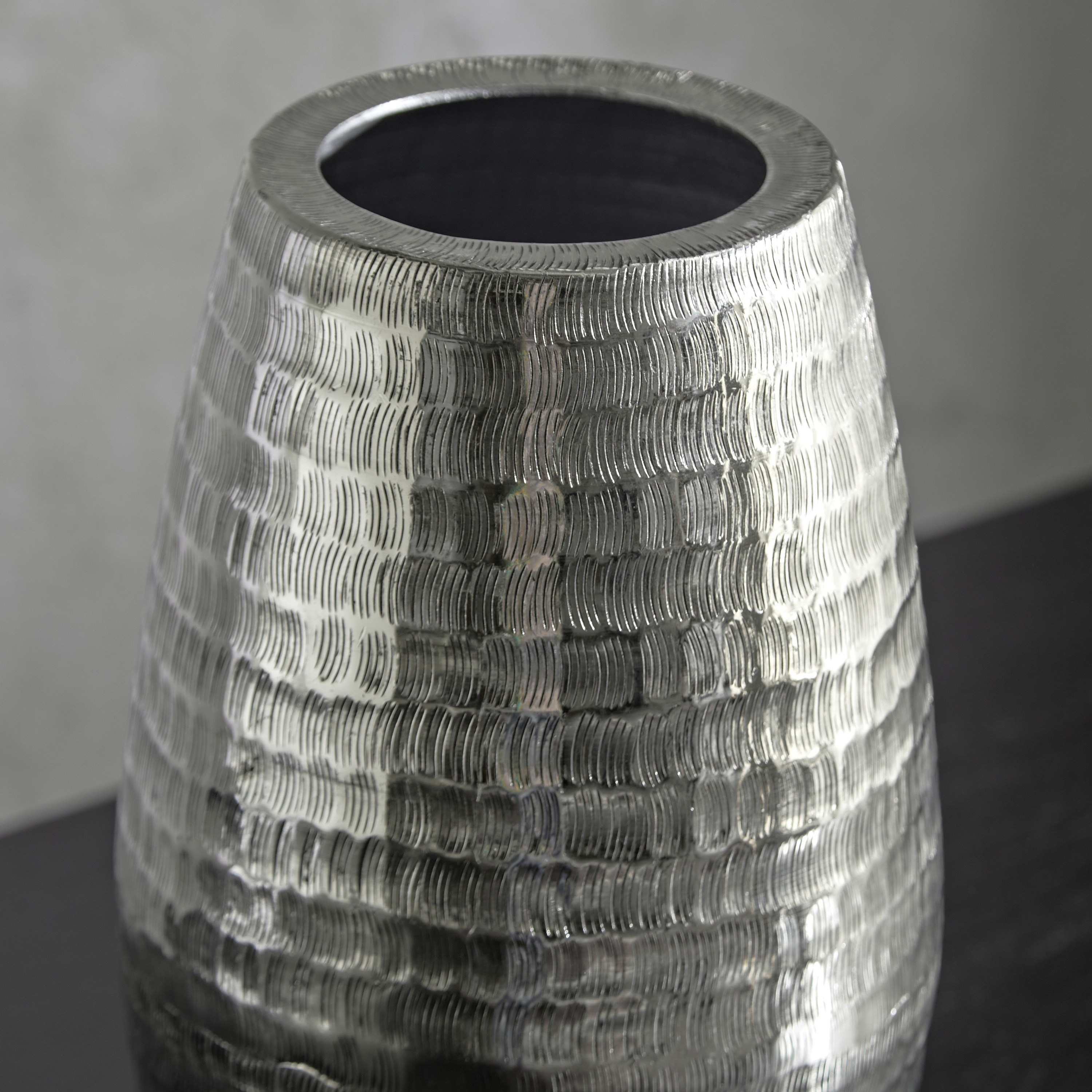مزهرية عمودية مستديرة مطروقة من الألومنيوم من ليت - 19x19x39 سم-hbxbedroom-decorandaccessories-vases-image-3