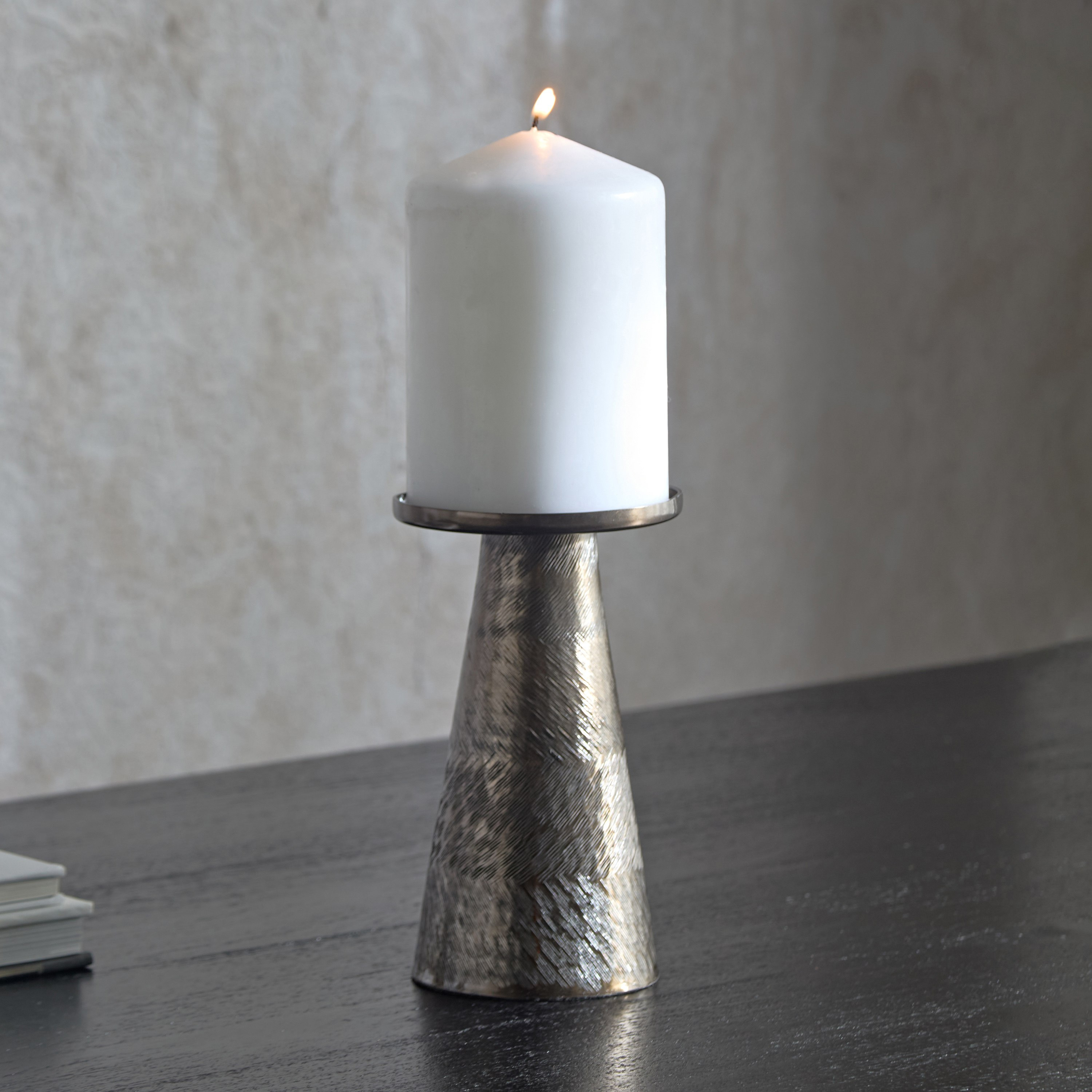 حامل شموع عمودي ألمونيوم بمقدمة مستديرة ونقوش متعرجة من ليت - 11x11x19 سم-hbxlivingroom-decorandaccessories-candleholders-image-1