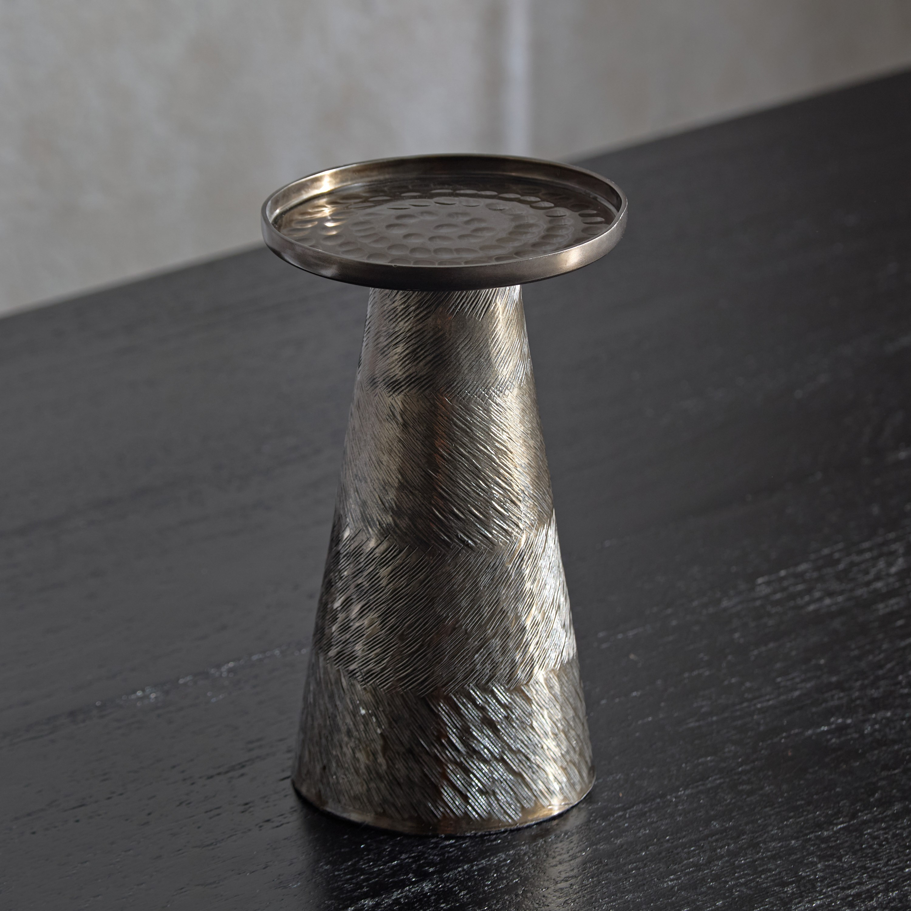 حامل شموع عمودي ألمونيوم بمقدمة مستديرة ونقوش متعرجة من ليت - 11x11x19 سم-hbxlivingroom-decorandaccessories-candleholders-image-2