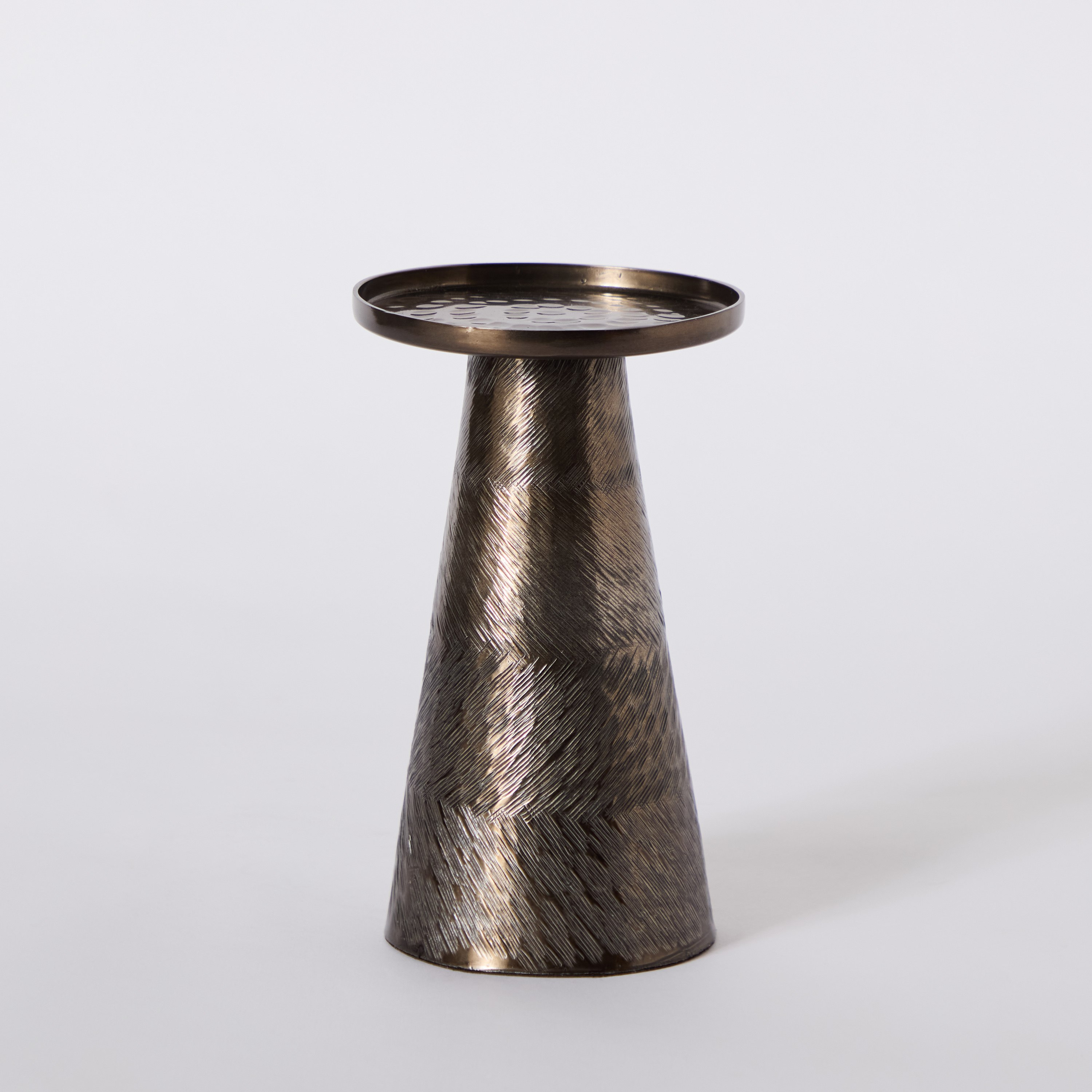 حامل شموع عمودي ألمونيوم بمقدمة مستديرة ونقوش متعرجة من ليت - 11x11x19 سم-hbxlivingroom-decorandaccessories-candleholders-image-5