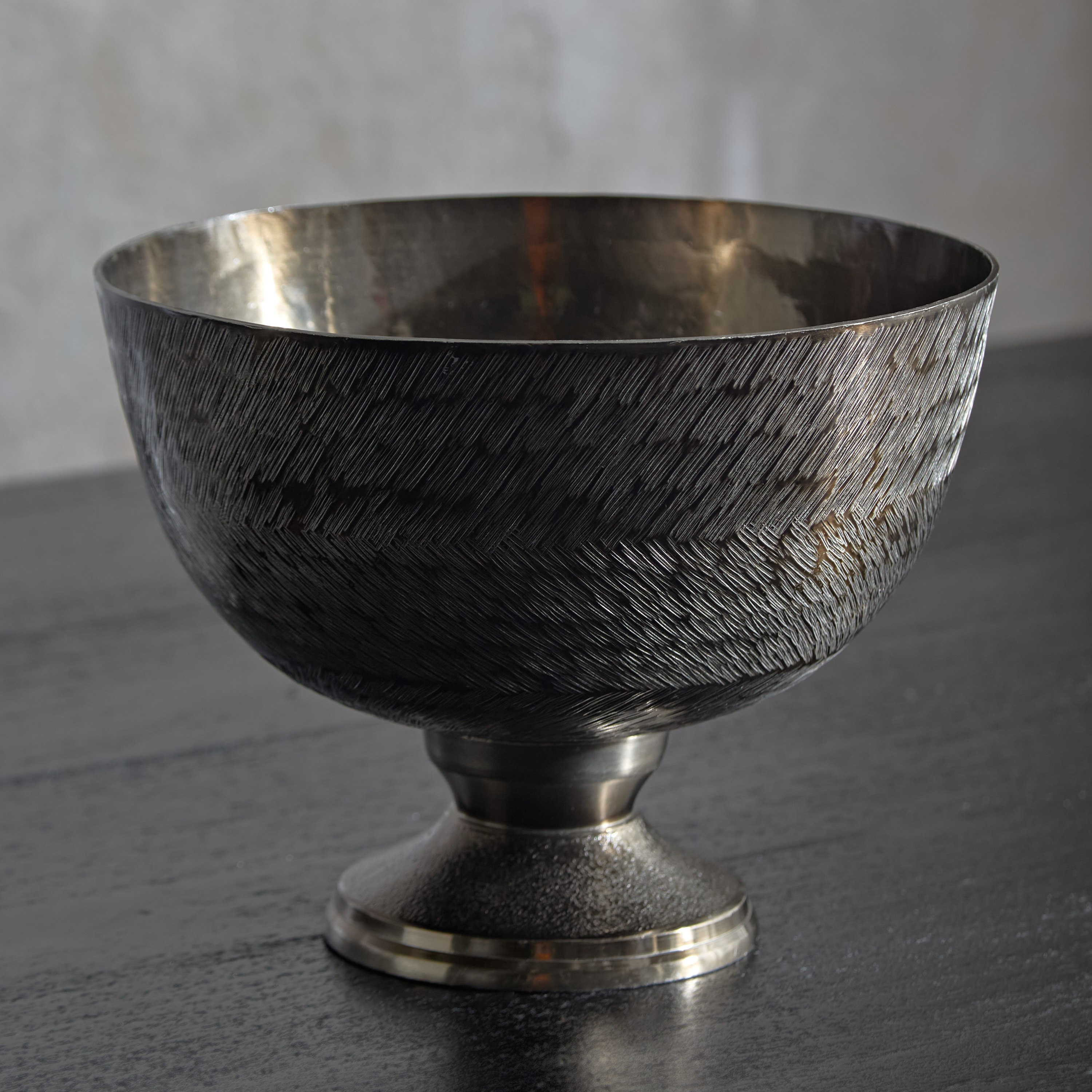 وعاء ألومنيوم بنقوش متعرجة وقاعدة مستديرة من ليت - 20x20x16 سم-hbxdecorandfurnishings-homeaccessories-bowls-image-1