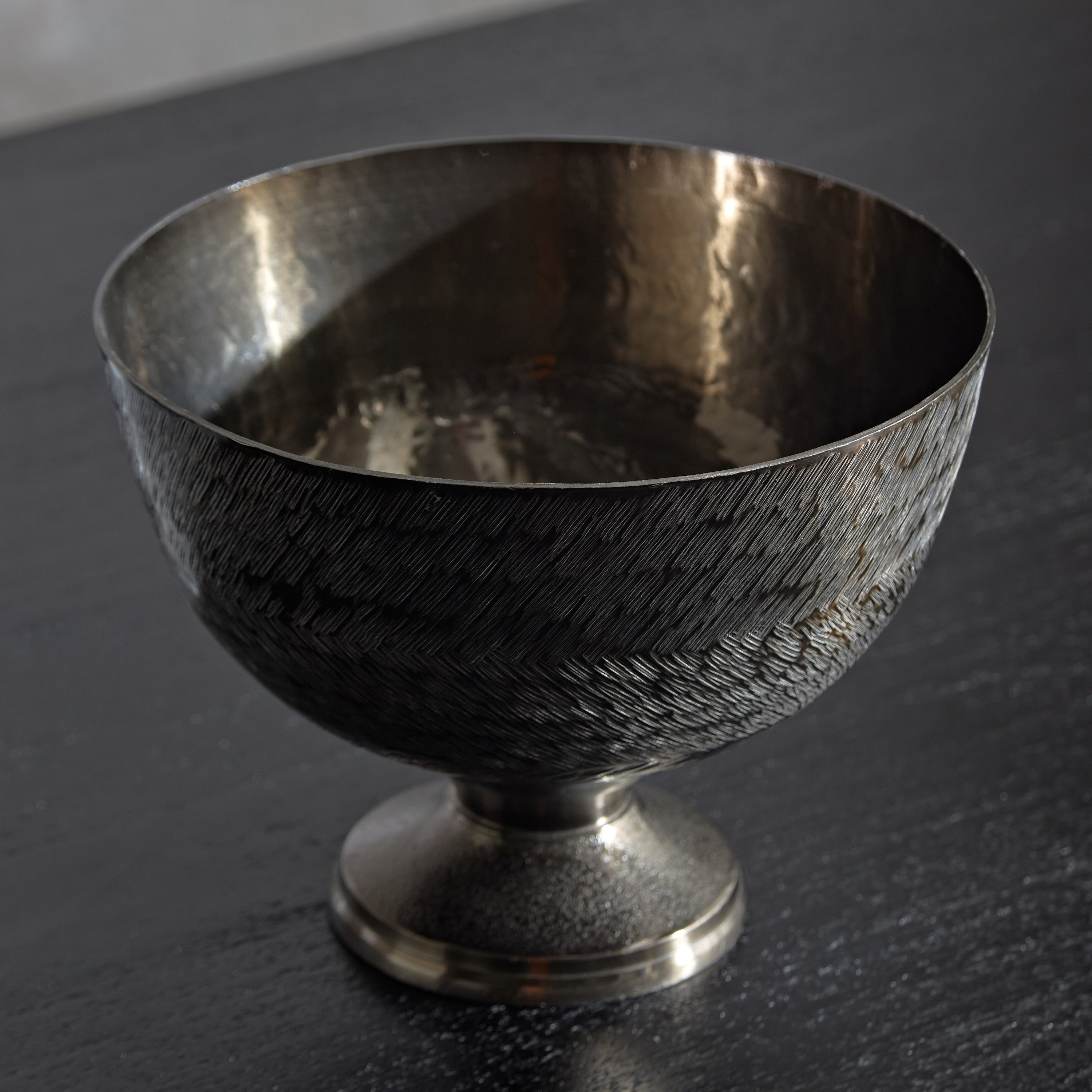 وعاء ألومنيوم بنقوش متعرجة وقاعدة مستديرة من ليت - 20x20x16 سم-hbxdecorandfurnishings-homeaccessories-bowls-image-2