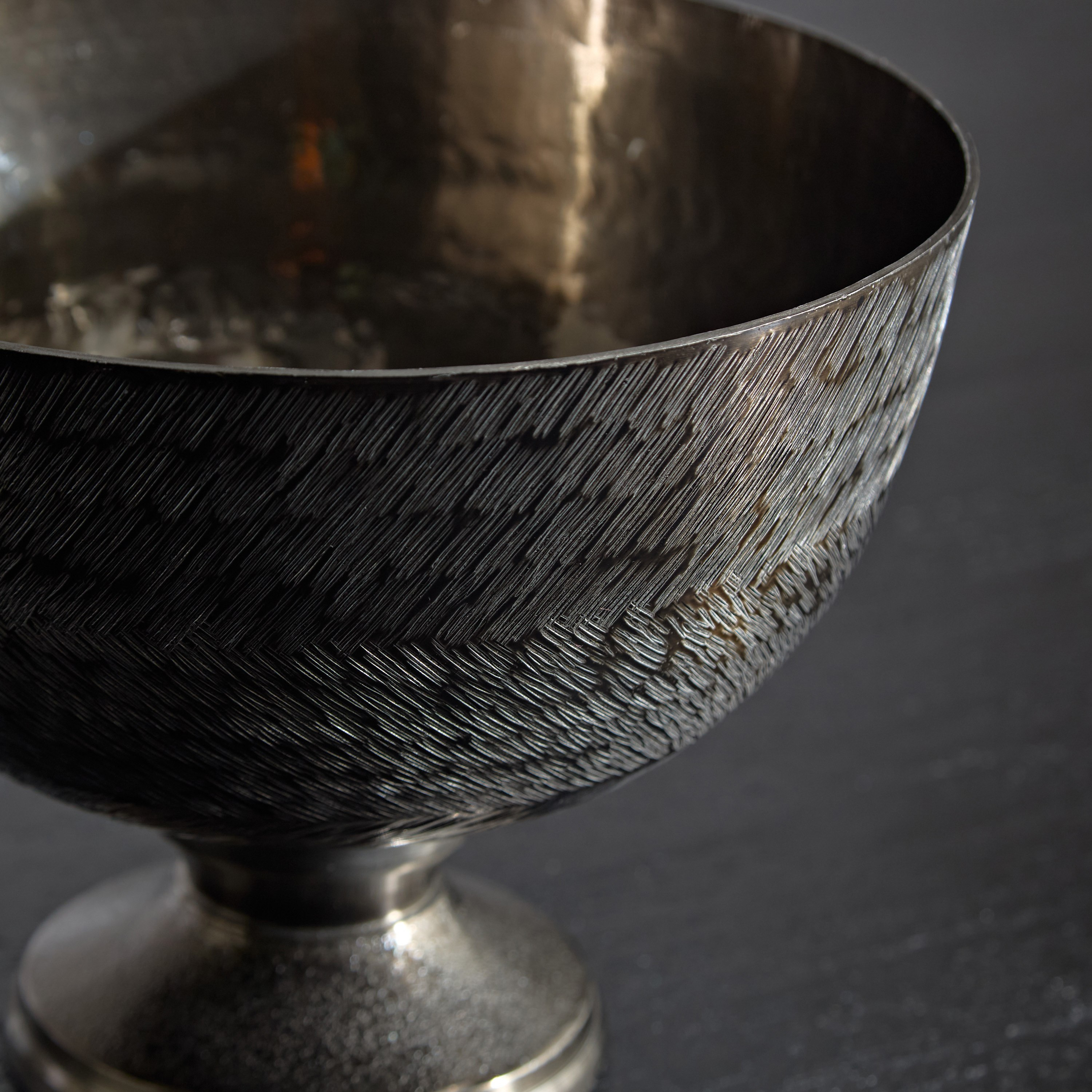 وعاء ألومنيوم بنقوش متعرجة وقاعدة مستديرة من ليت - 20x20x16 سم-hbxdecorandfurnishings-homeaccessories-bowls-image-3