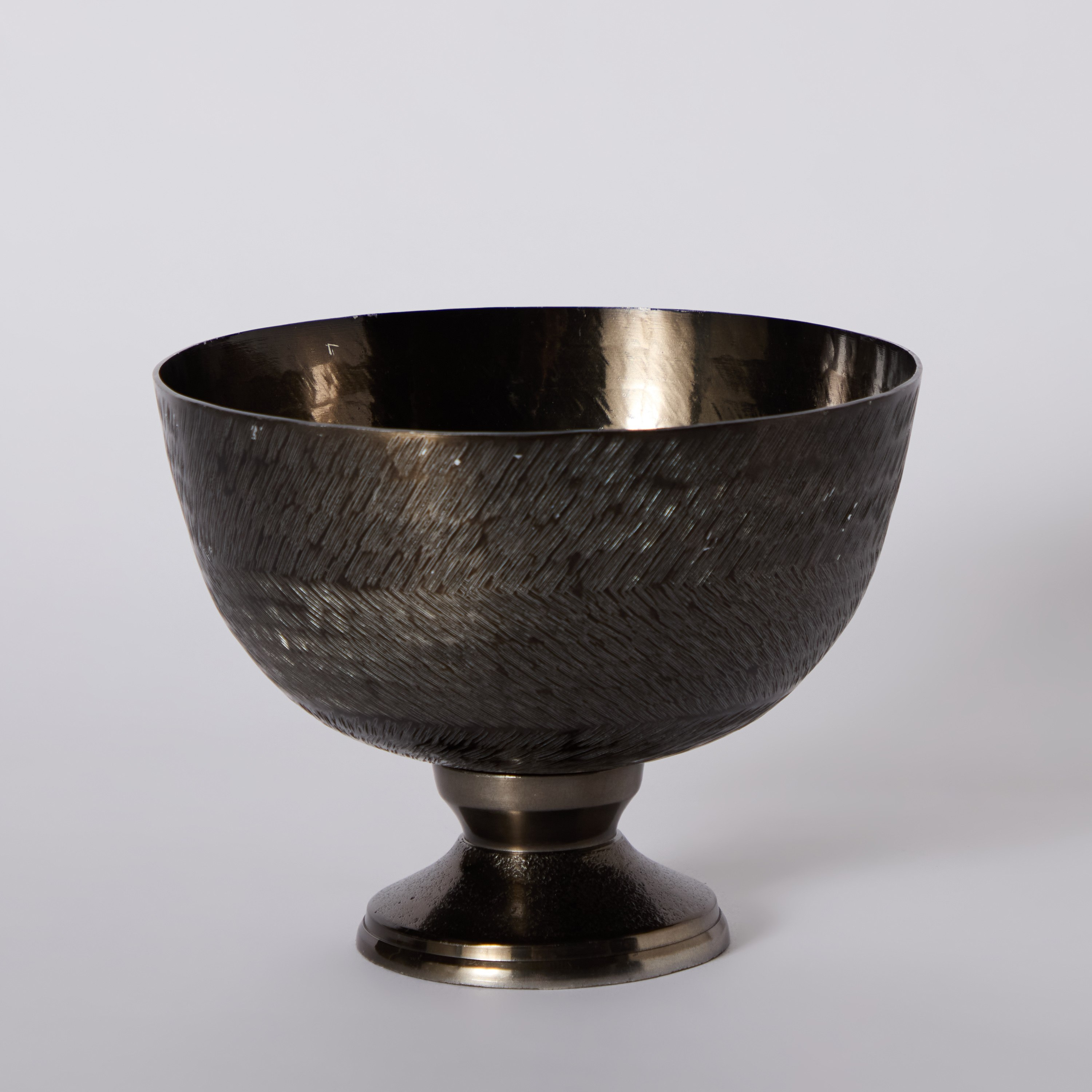 وعاء ألومنيوم بنقوش متعرجة وقاعدة مستديرة من ليت - 20x20x16 سم-hbxdecorandfurnishings-homeaccessories-bowls-image-5