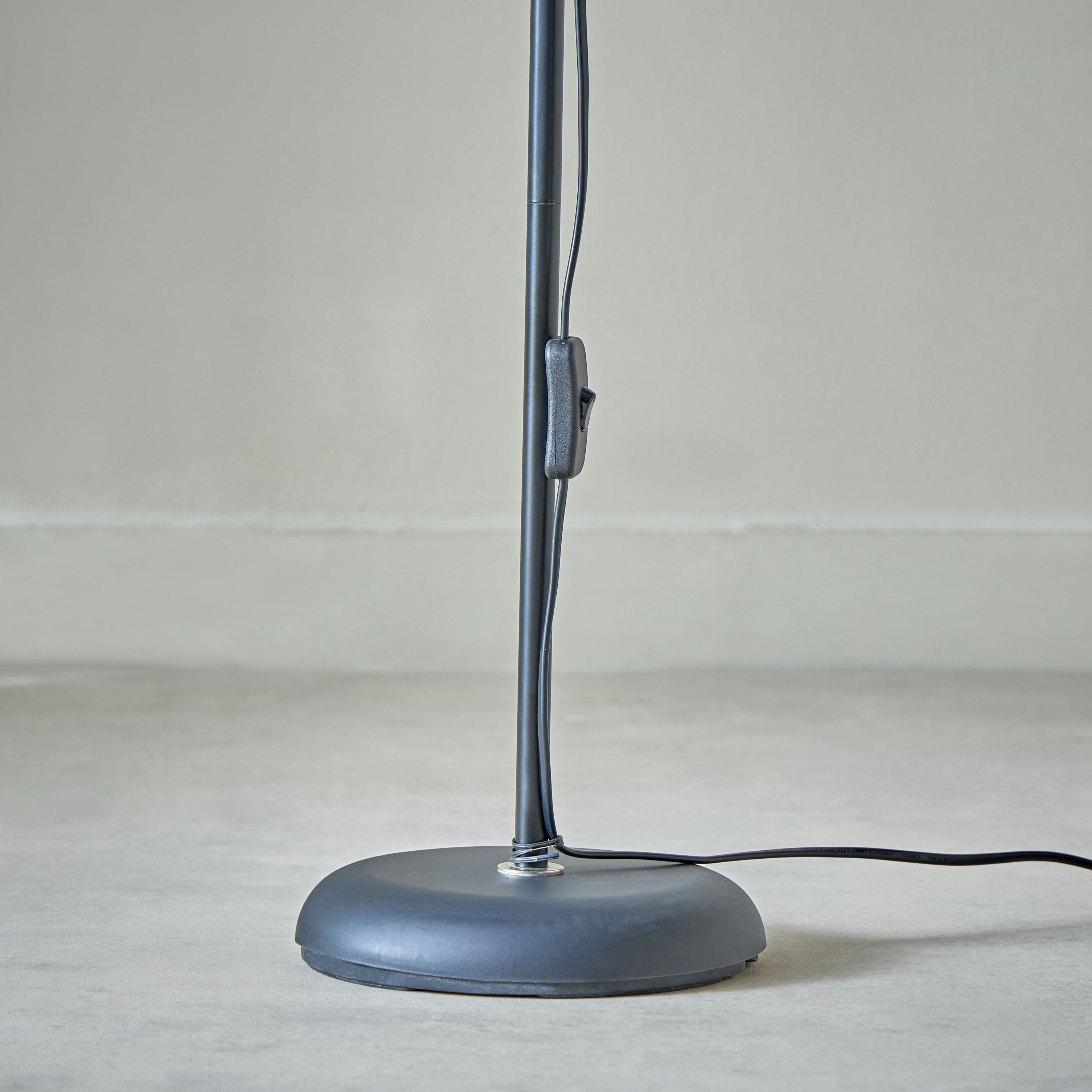مصباح أرضي معدني E27 بغطاء من بليز - 22x145 سم-hbxhomeware-hbxlivingroom-image-4