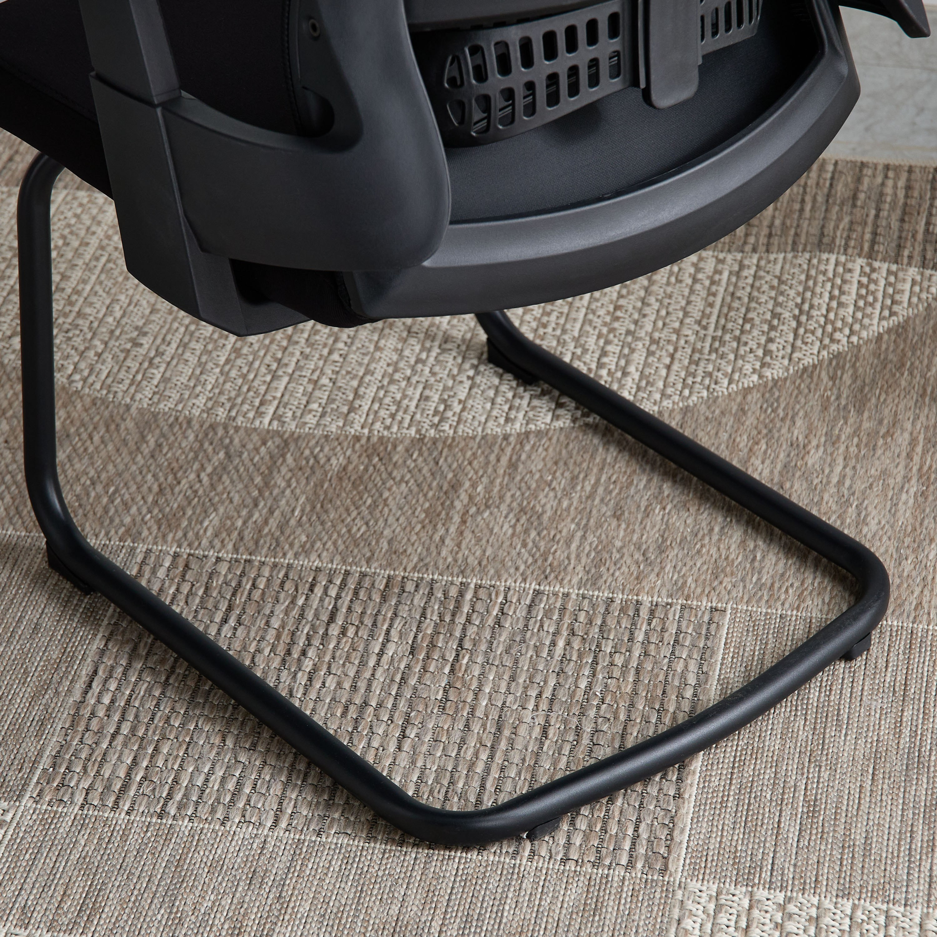 كرسي زائر من جينوا-PROMO_HB_UAE_THRESHOLD_Furniture_020426-image-9