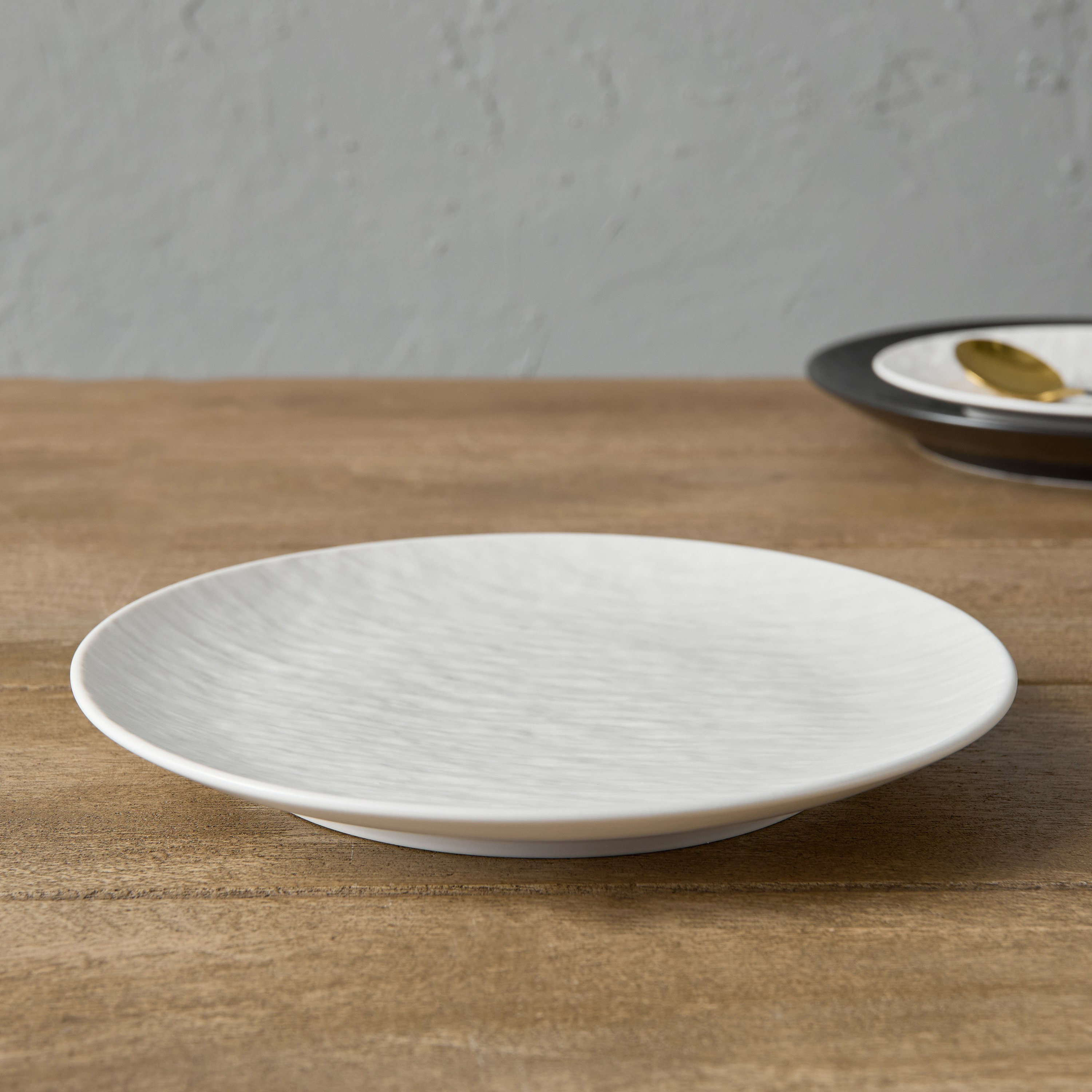 صحن عشاء من الخزف الصيني بتصميم متموّج- 26 سم-hbxdecorandfurnishings-tabletop-crockery-image-1