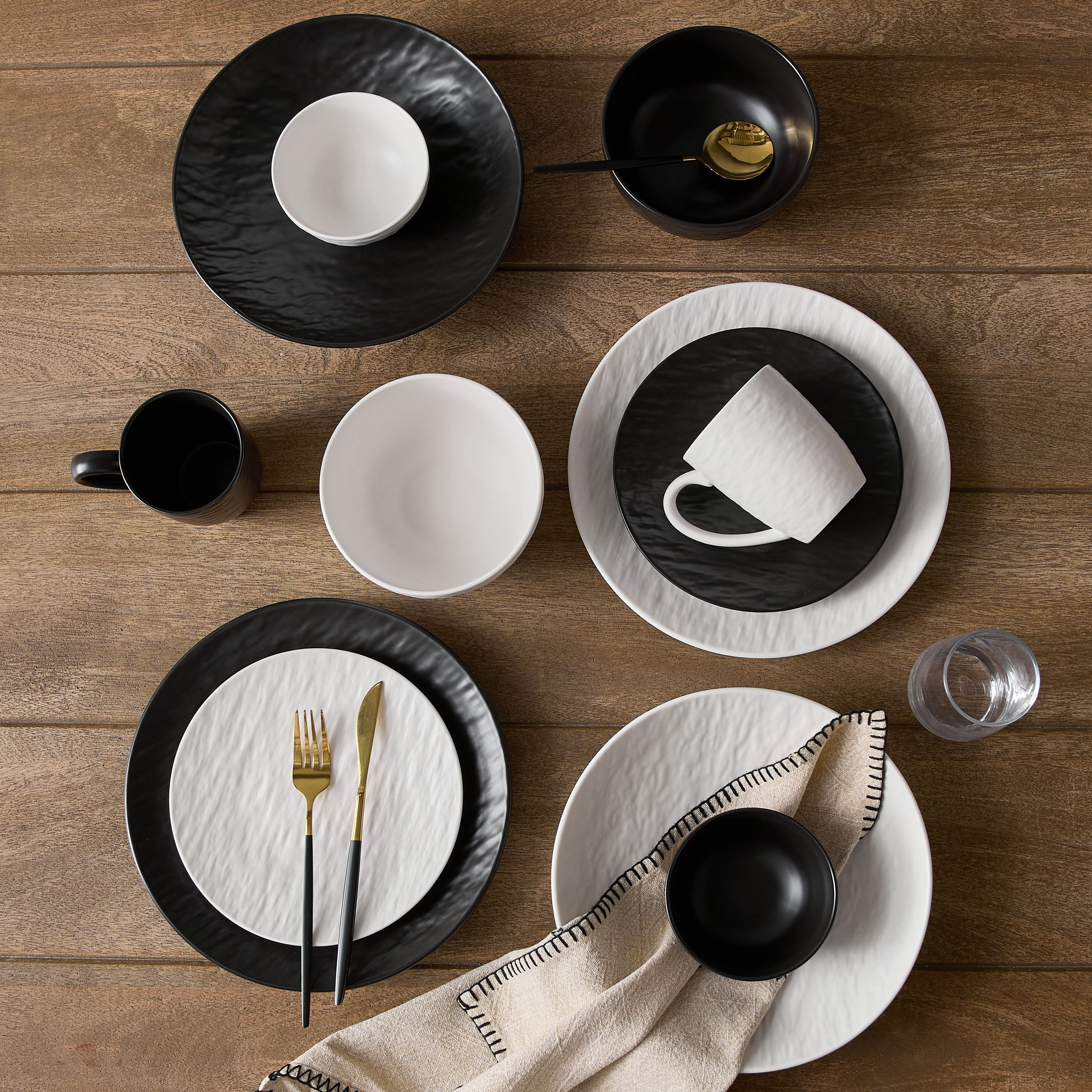 صحن عشاء من الخزف الصيني بتصميم متموّج- 26 سم-hbxdecorandfurnishings-tabletop-crockery-image-4