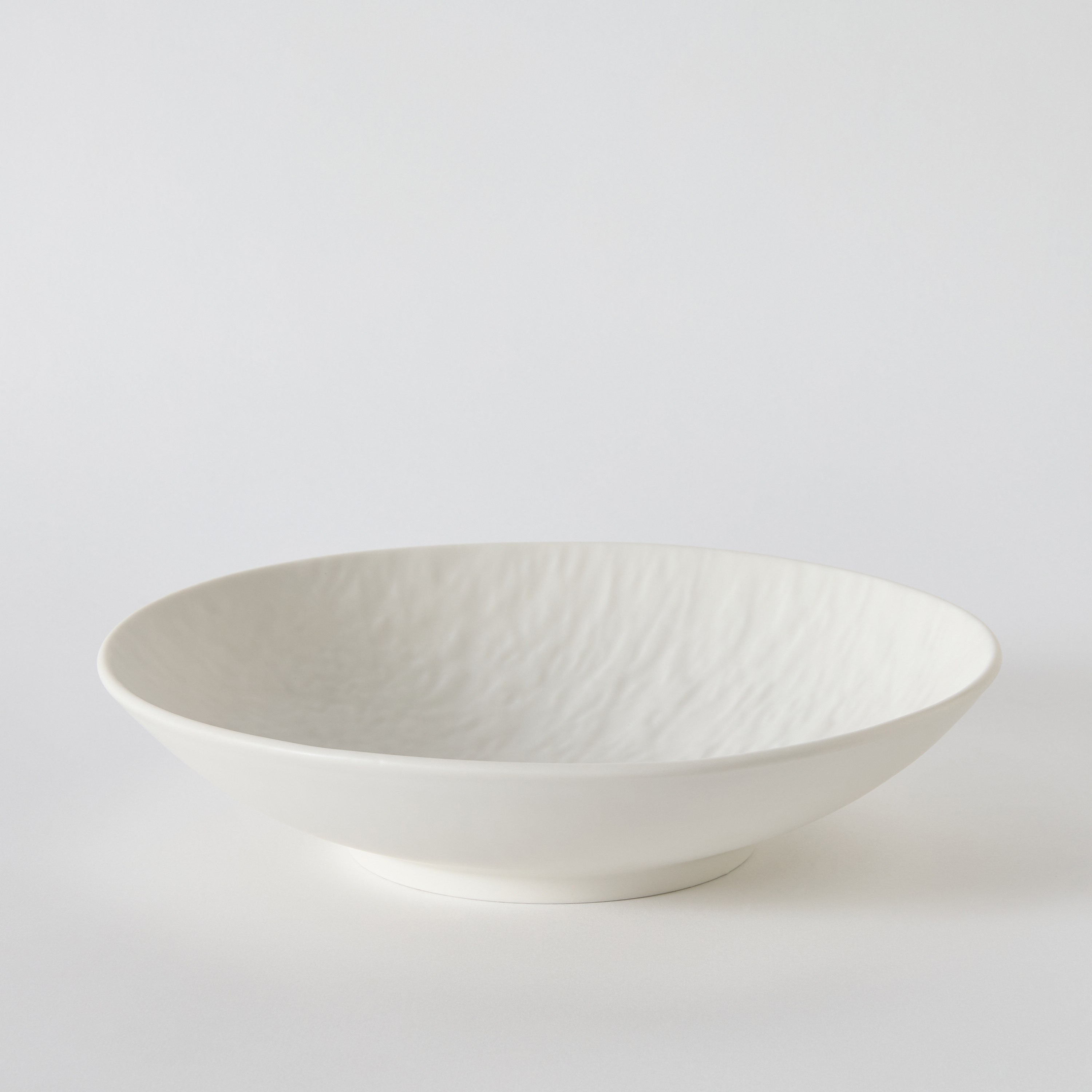 وعاء سلطة من الخزف الصيني بتصميم متموّج - 25 سم-hbxdecorandfurnishings-tabletop-crockery-image-5