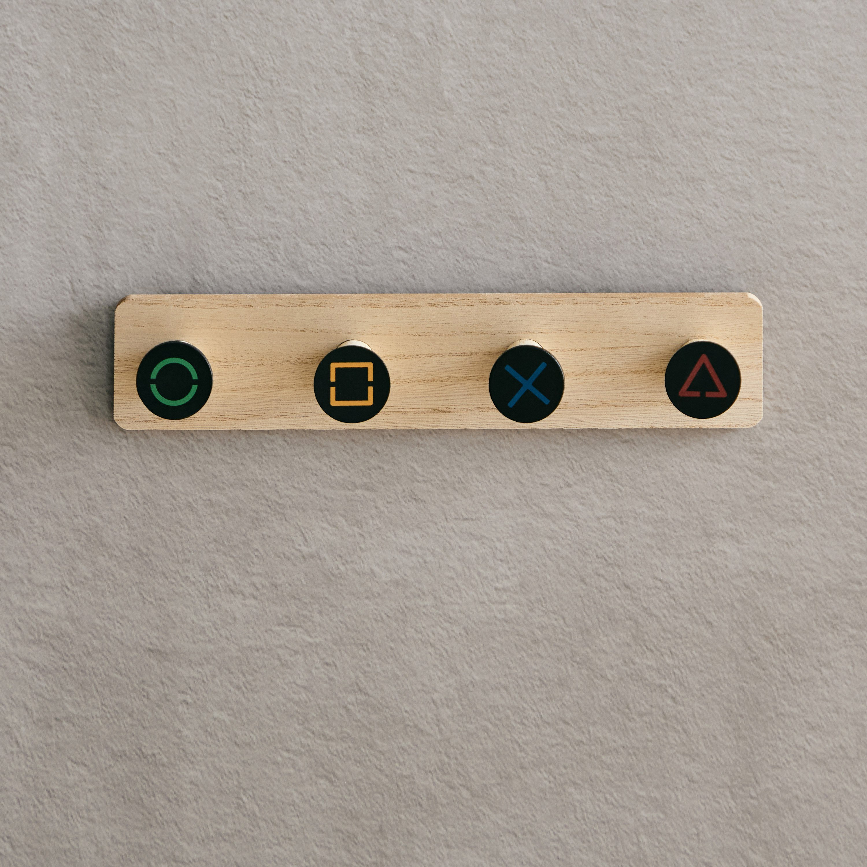 خطاف مفاتيح بتصميم وحدة التحكم بالألعاب - 30x5x6 سم-hbxdiningroom-decorandaccessories-hooks-image-2