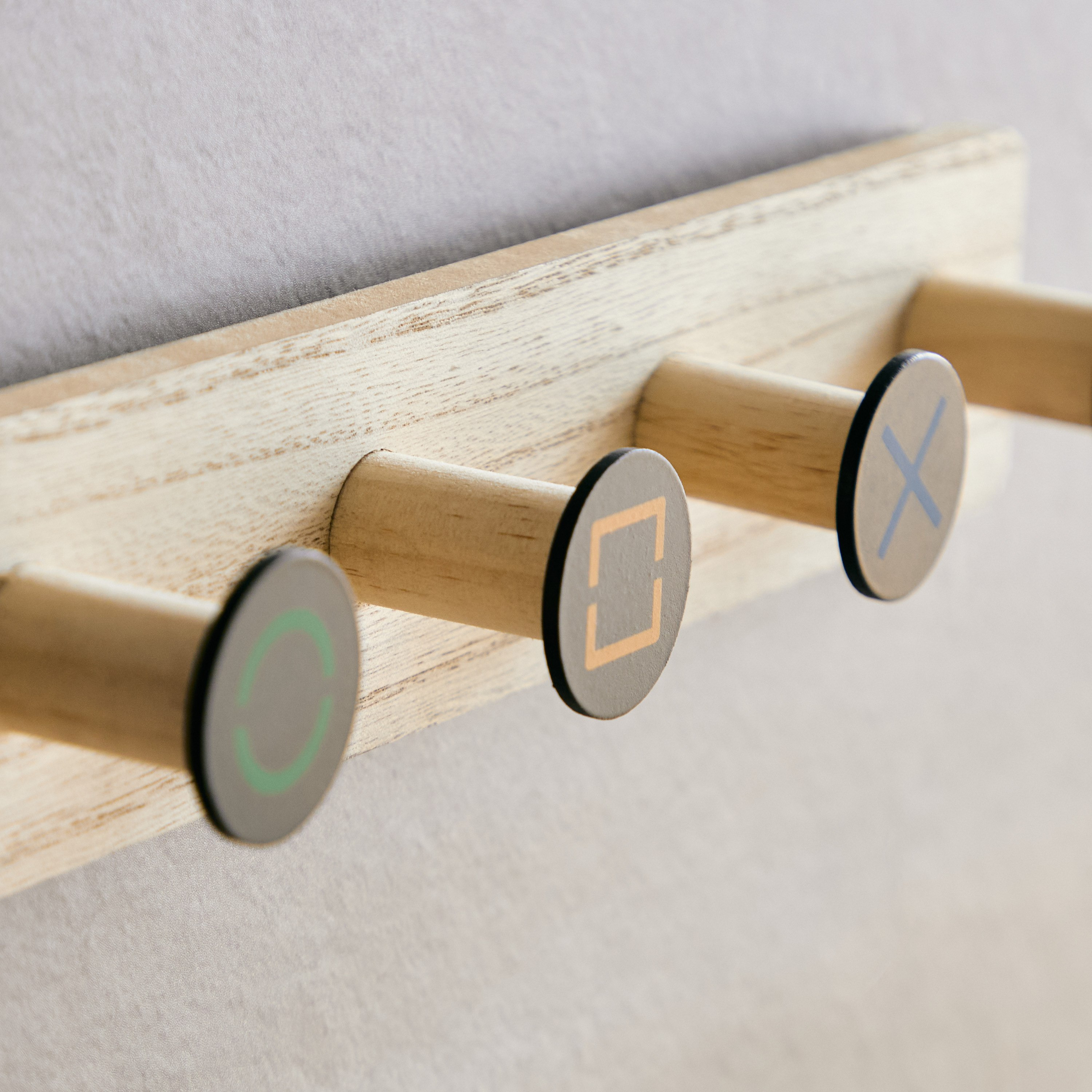خطاف مفاتيح بتصميم وحدة التحكم بالألعاب - 30x5x6 سم-hbxdiningroom-decorandaccessories-hooks-image-3