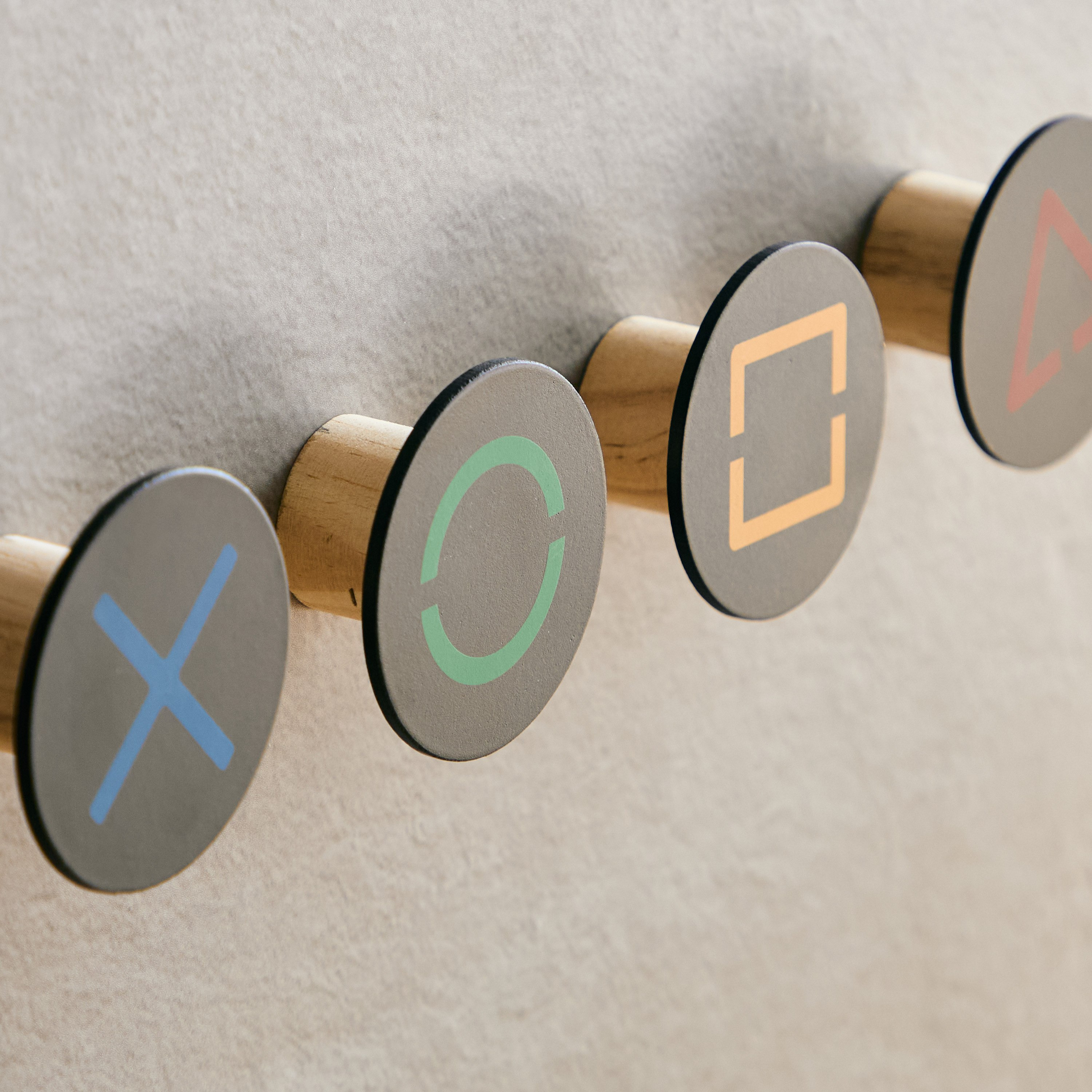 طقم خطافات 4 قطع بتصميم وحدة التحكم جيمنج - 6 سم-hbxdiningroom-decorandaccessories-hooks-image-3