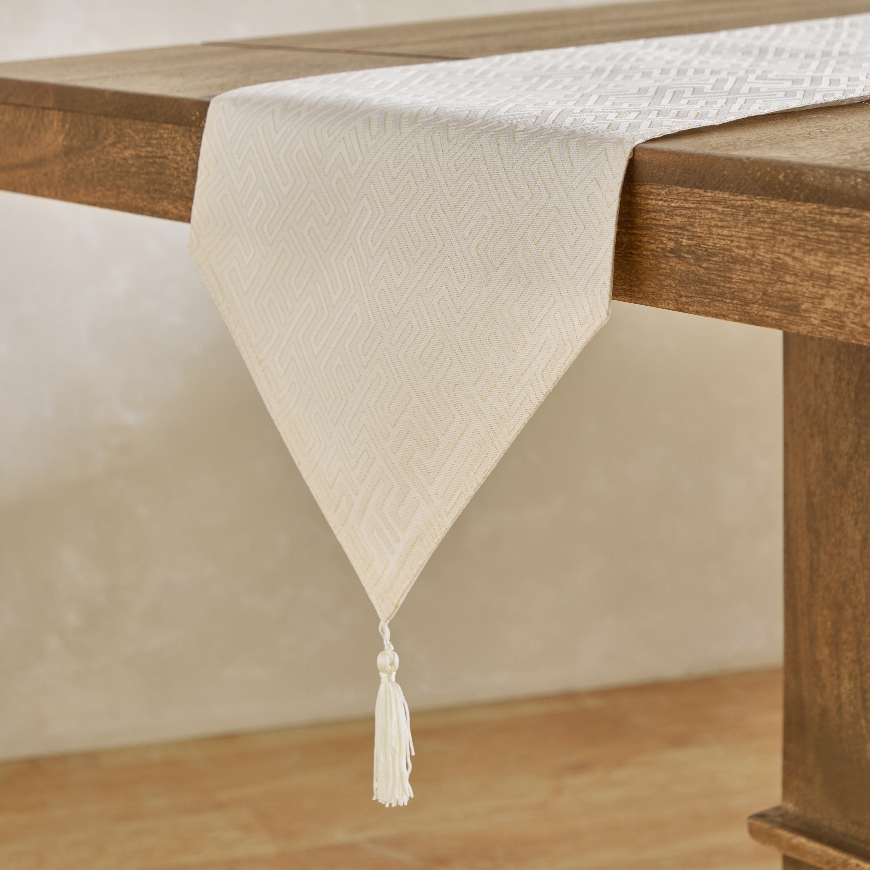 مفرش طاولة جاكار من هاربر أليم - 33x180 سم-hbxdecorandfurnishings-homefurnishings-tablelinens-image-3