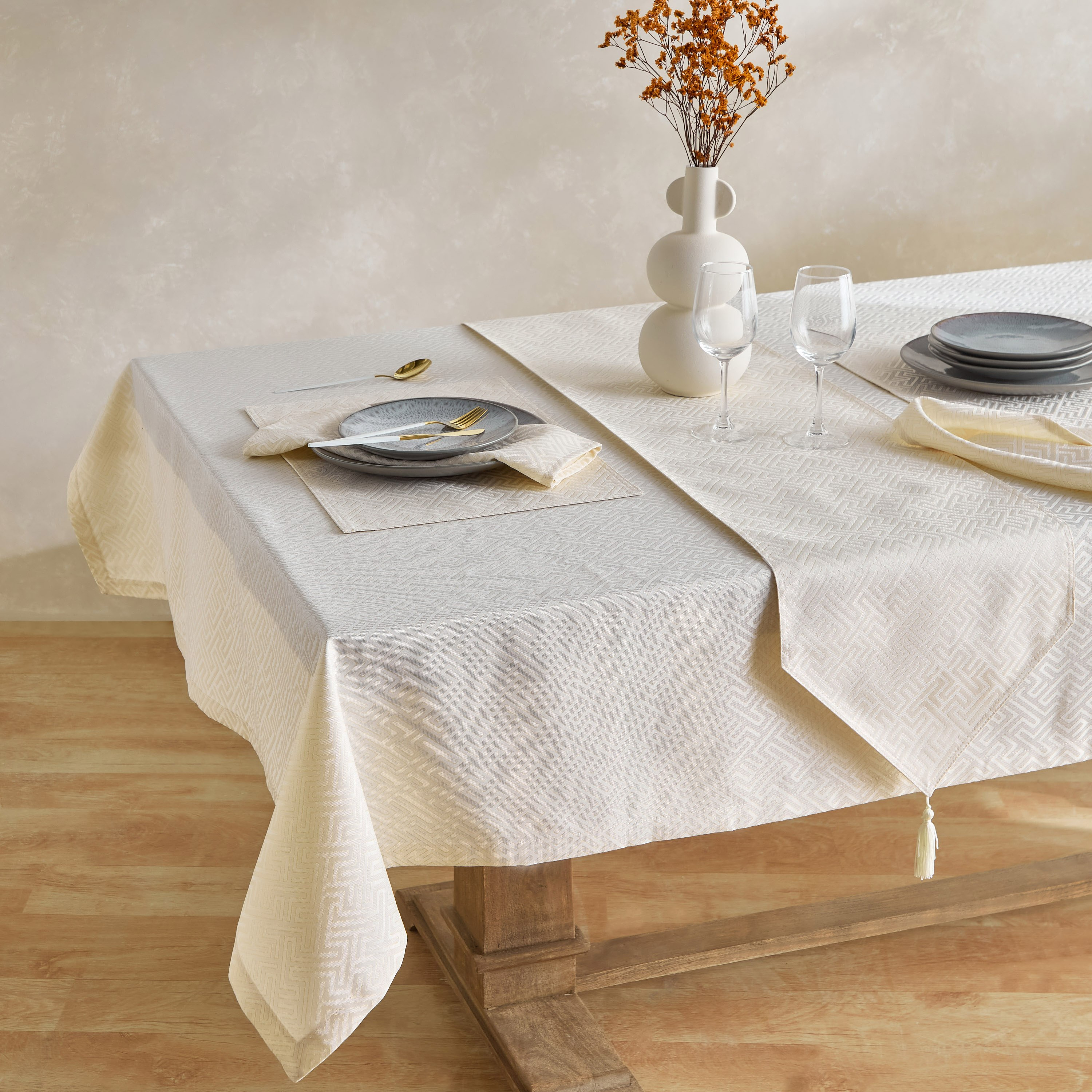 مفرش طاولة جاكار من هاربر أليم - 33x180 سم-hbxdecorandfurnishings-homefurnishings-tablelinens-image-5
