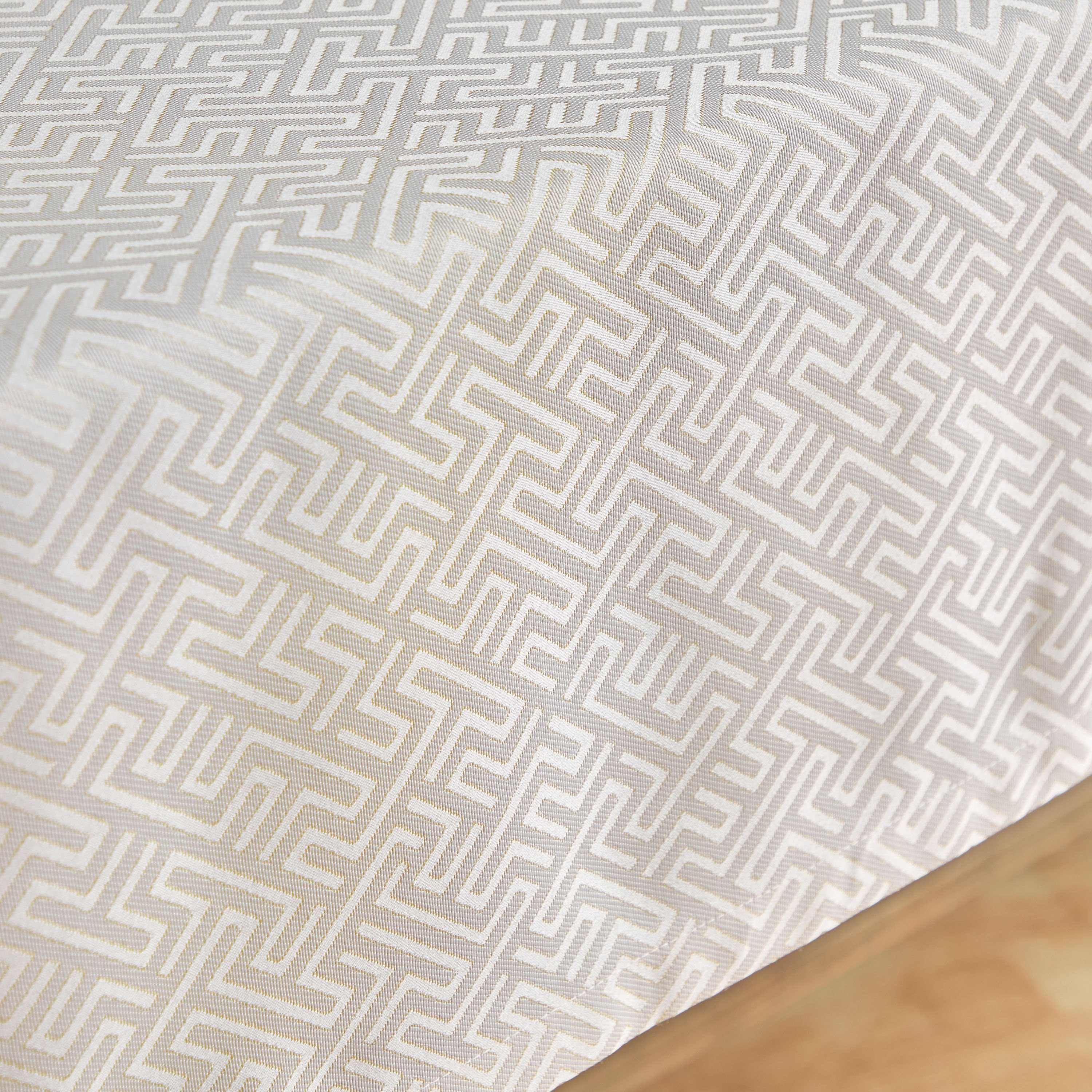 مفرش طاولة جاكار من هاربر أليم - 130x170 سم-hbxdecorandfurnishings-homefurnishings-tablelinens-image-3