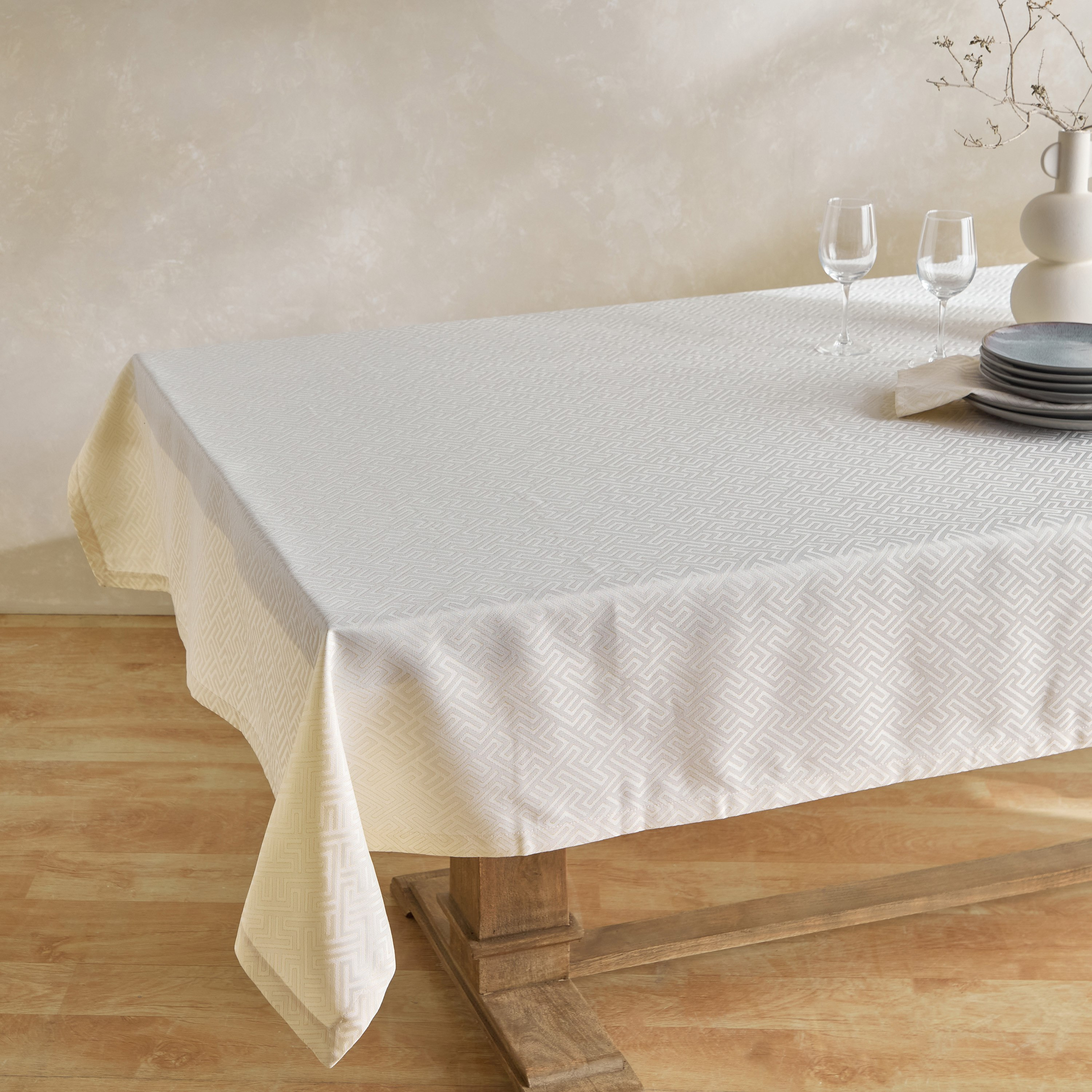 مفرش طاولة جاكار من هاربر أليم - 140x250 سم-hbxdecorandfurnishings-homefurnishings-tablelinens-image-1