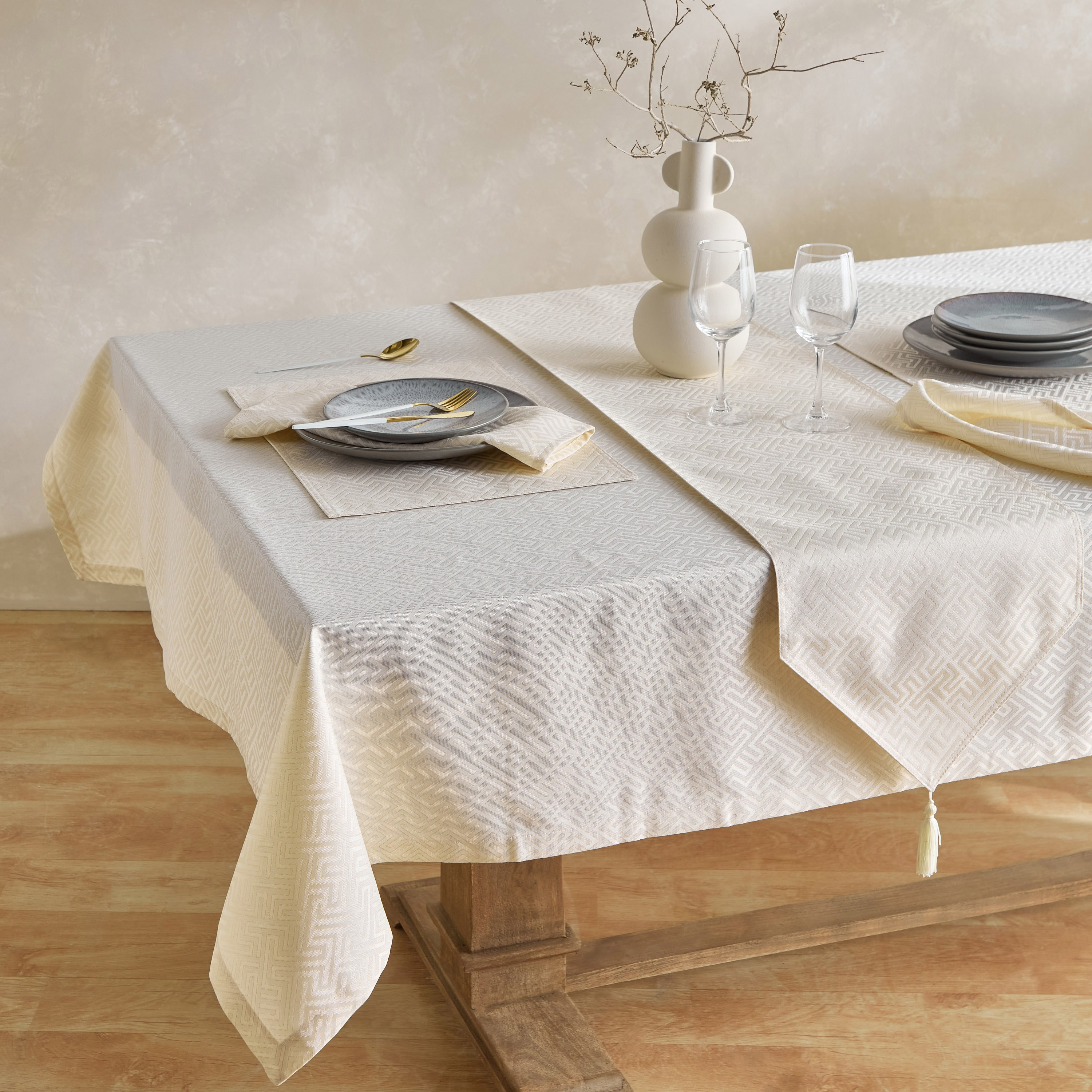 مفرش طاولة جاكار من هاربر أليم - 140x250 سم-hbxdecorandfurnishings-homefurnishings-tablelinens-image-4