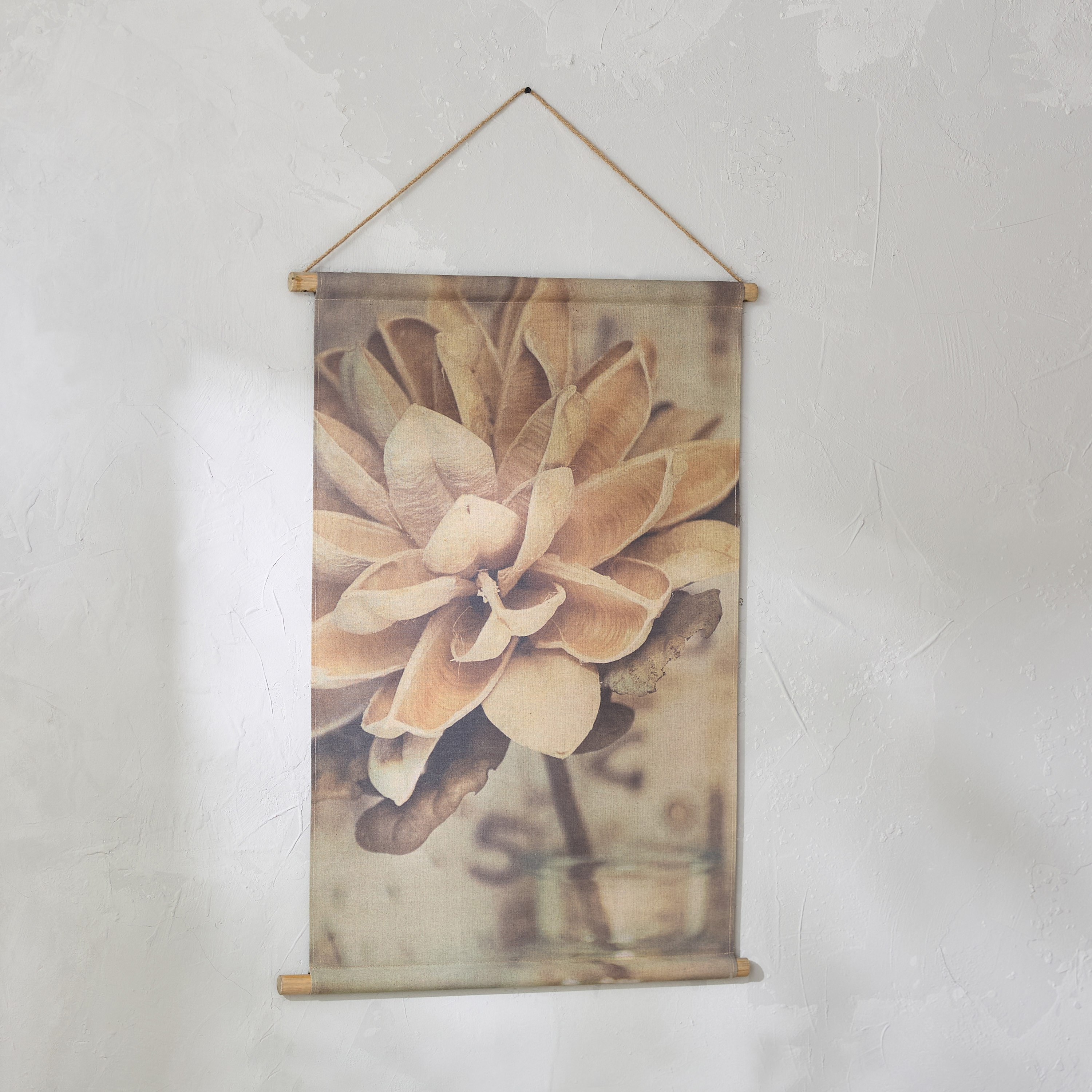 لوحة حائط زهرية من خشب التنوب والكتان من فولجا - 64x92 سم-hbxhomeware-hbxdecorandfurnishings-image-1