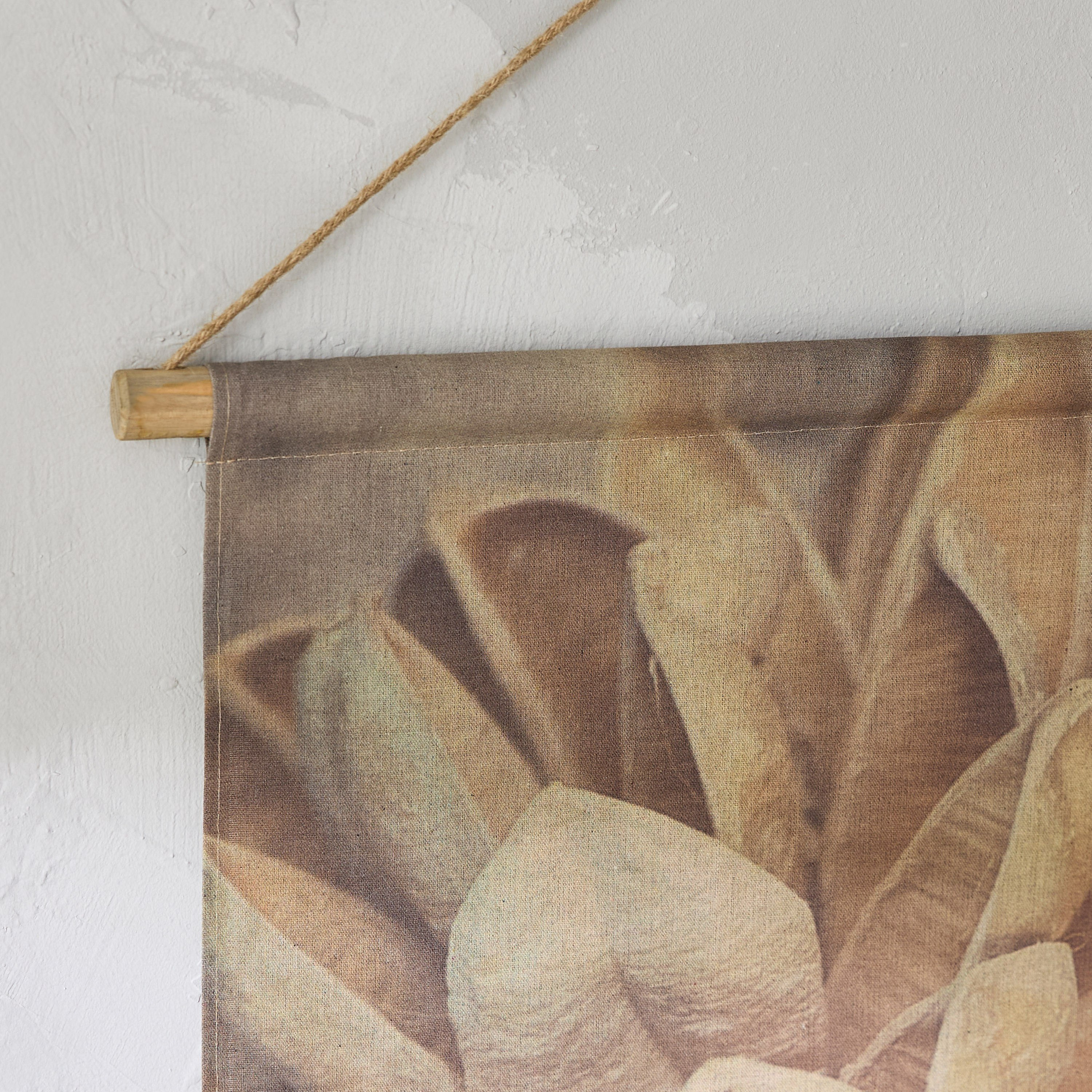 لوحة حائط زهرية من خشب التنوب والكتان من فولجا - 64x92 سم-hbxhomeware-hbxdecorandfurnishings-image-4