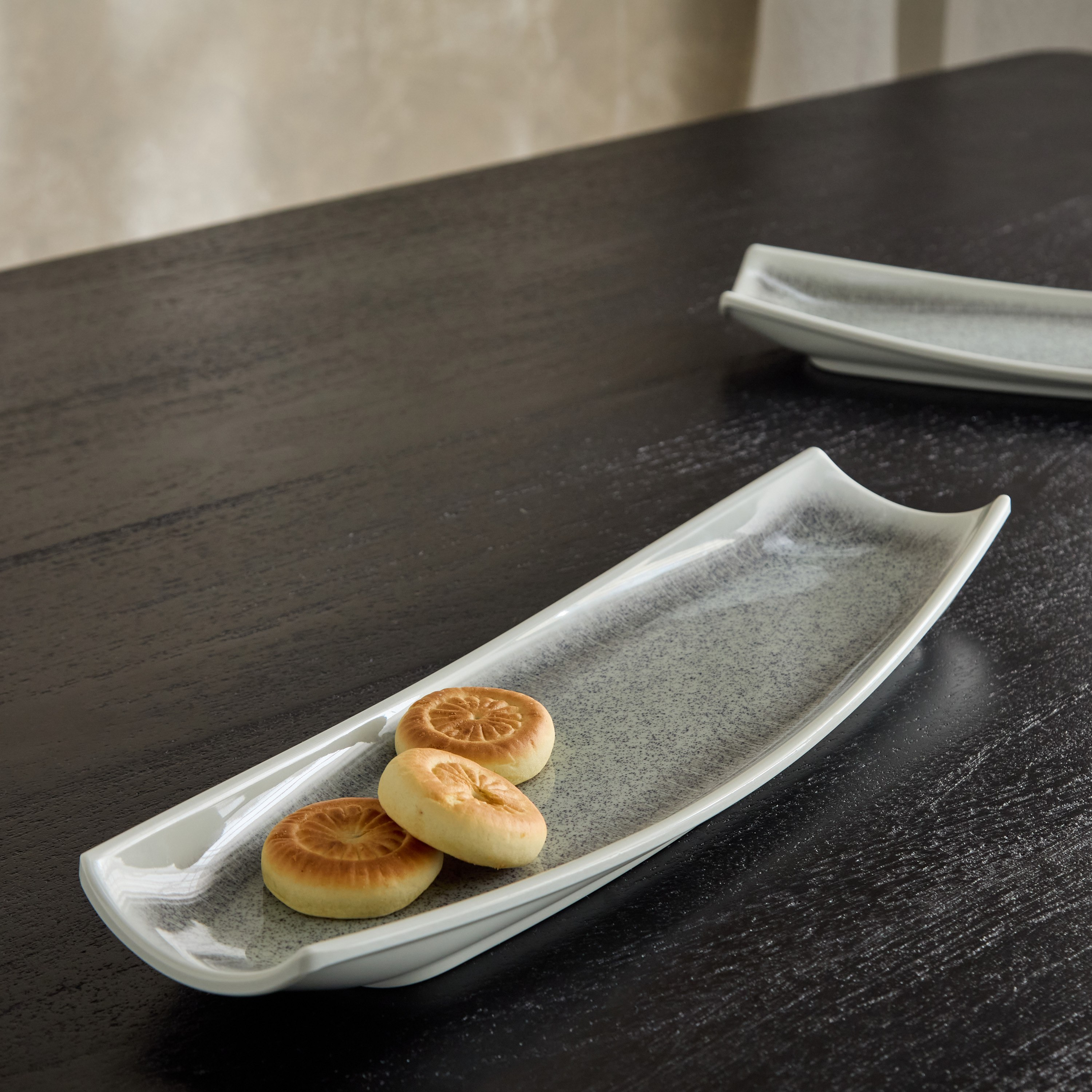 صحن بيضاوي من دوم- 12x2.5x38 سم-hbxdecorandfurnishings-tabletop-serveware-image-1