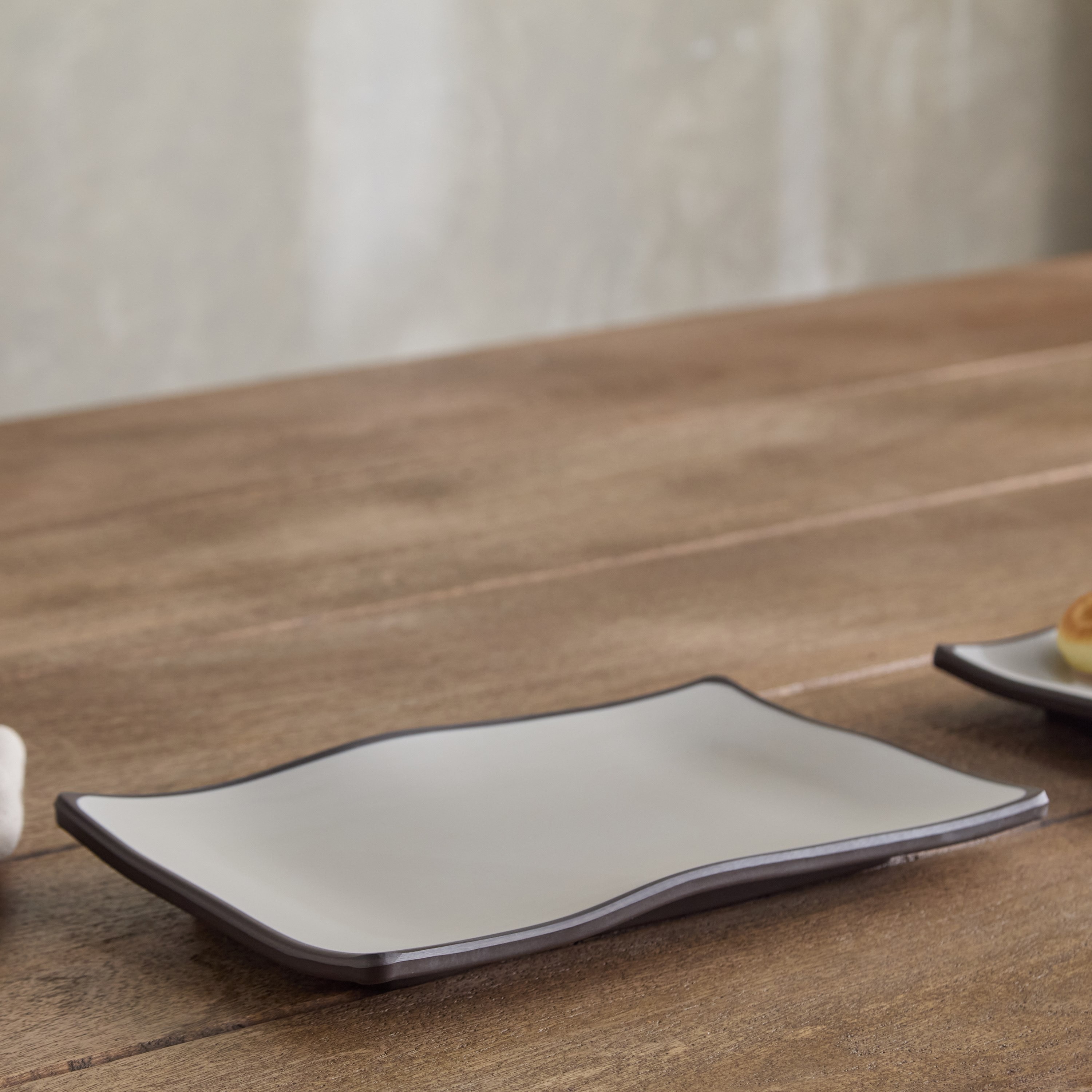 صحن تقديم مستدير بلونين من موكا ميست-hbxdecorandfurnishings-tabletop-serveware-image-1
