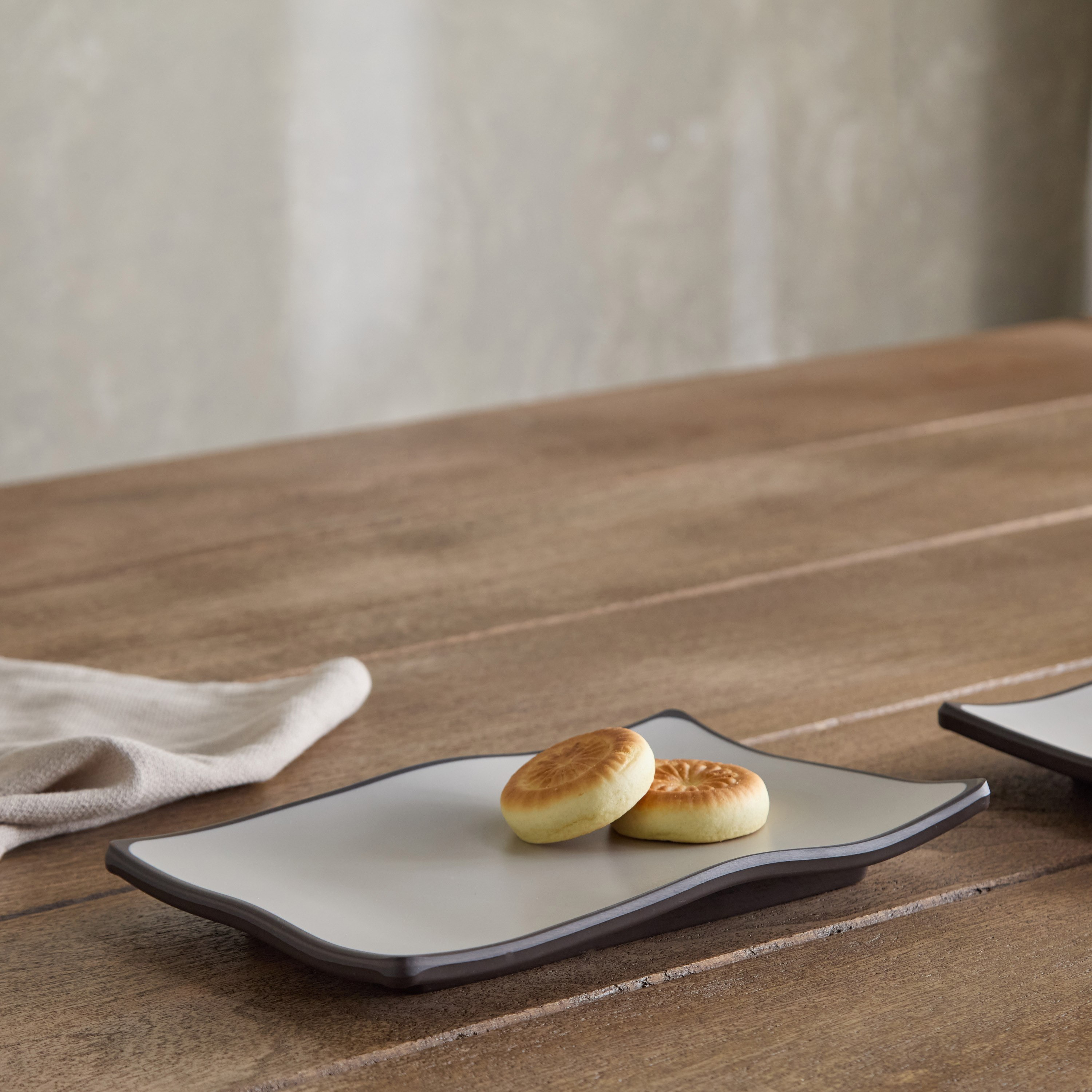 صحن تقديم بلونين من موكا ميست - 22.5x14 سم-hbxdecorandfurnishings-tabletop-serveware-image-1