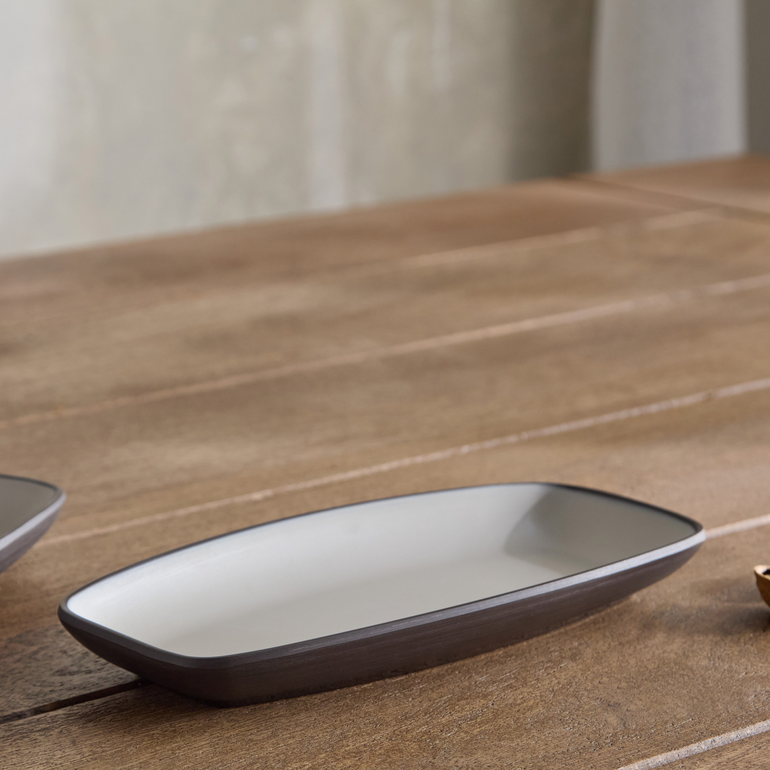 صحن تقديم بيضاوي بلونين من موكا ميست-hbxdecorandfurnishings-tabletop-serveware-image-1