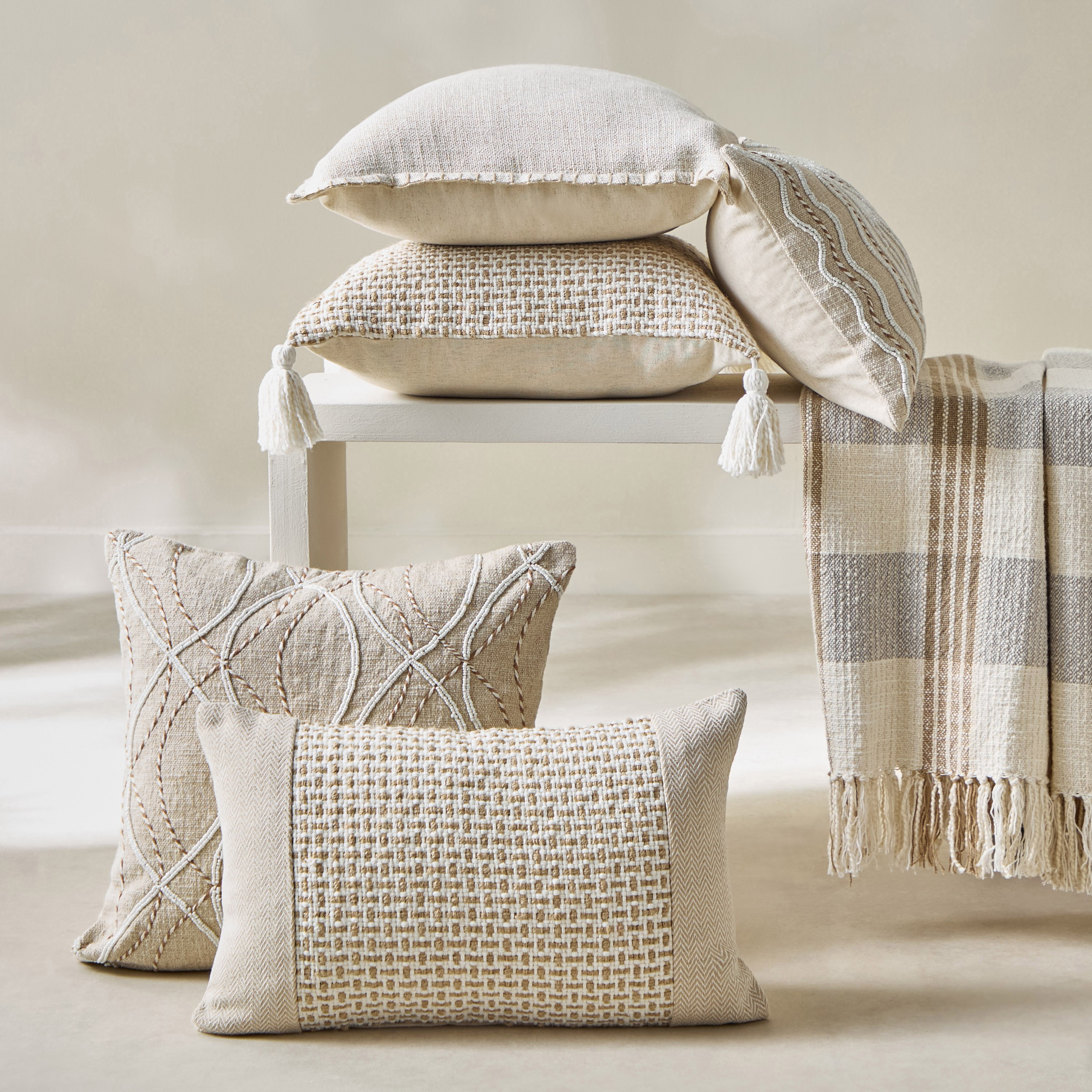 غطاء وسادة بلانكيت ستيتش من تامبا- 45x45 سم-hbxhomeware-hbxbedroom-image-4