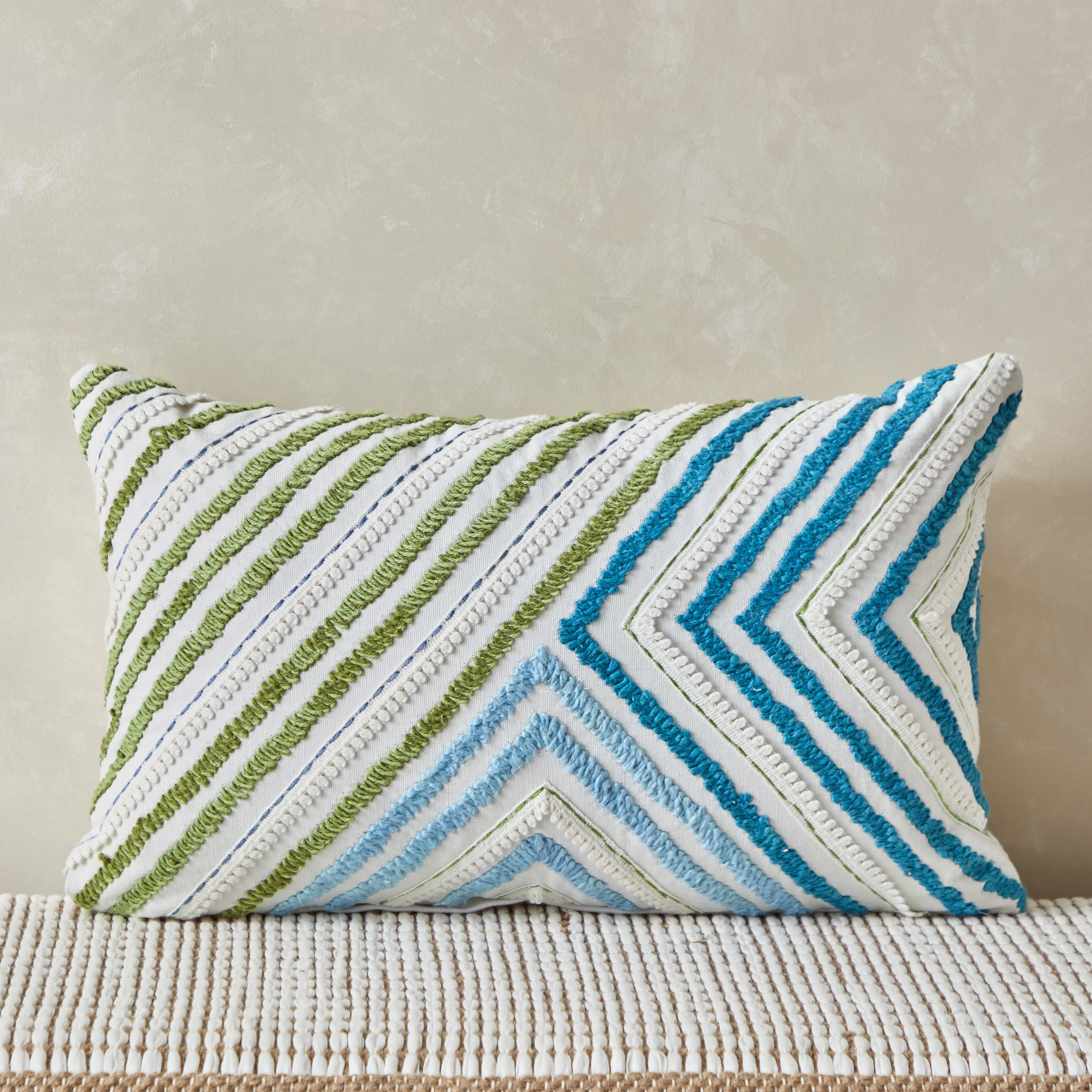 وسادة محشوة مطرزة بوكلي دوري من أويا- 30x50 سم-hbxhomeware-hbxbedroom-image-1