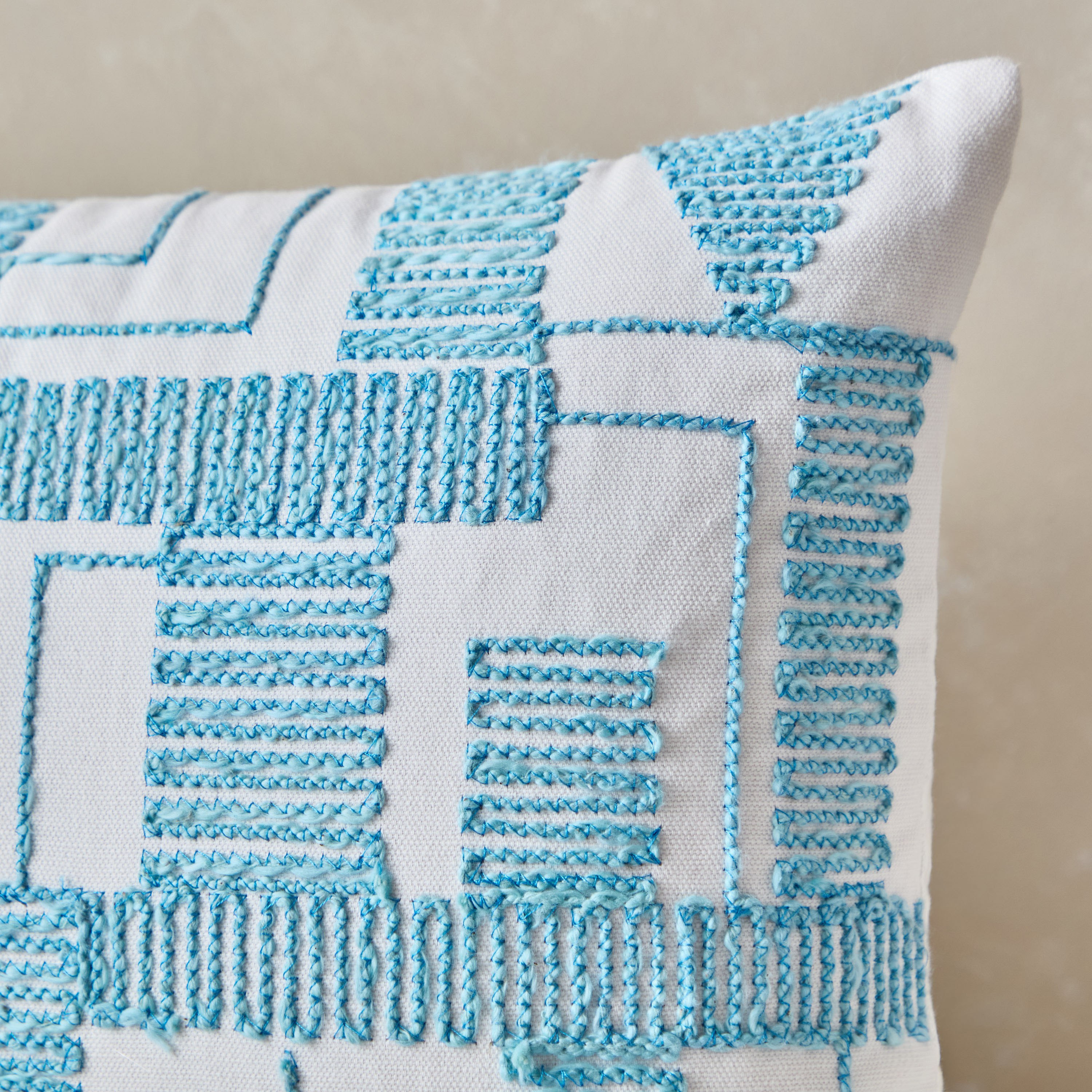 وسادة محشوة مطرزة دوري من أويا- 30x50 سم-hbxhomeware-hbxbedroom-image-2