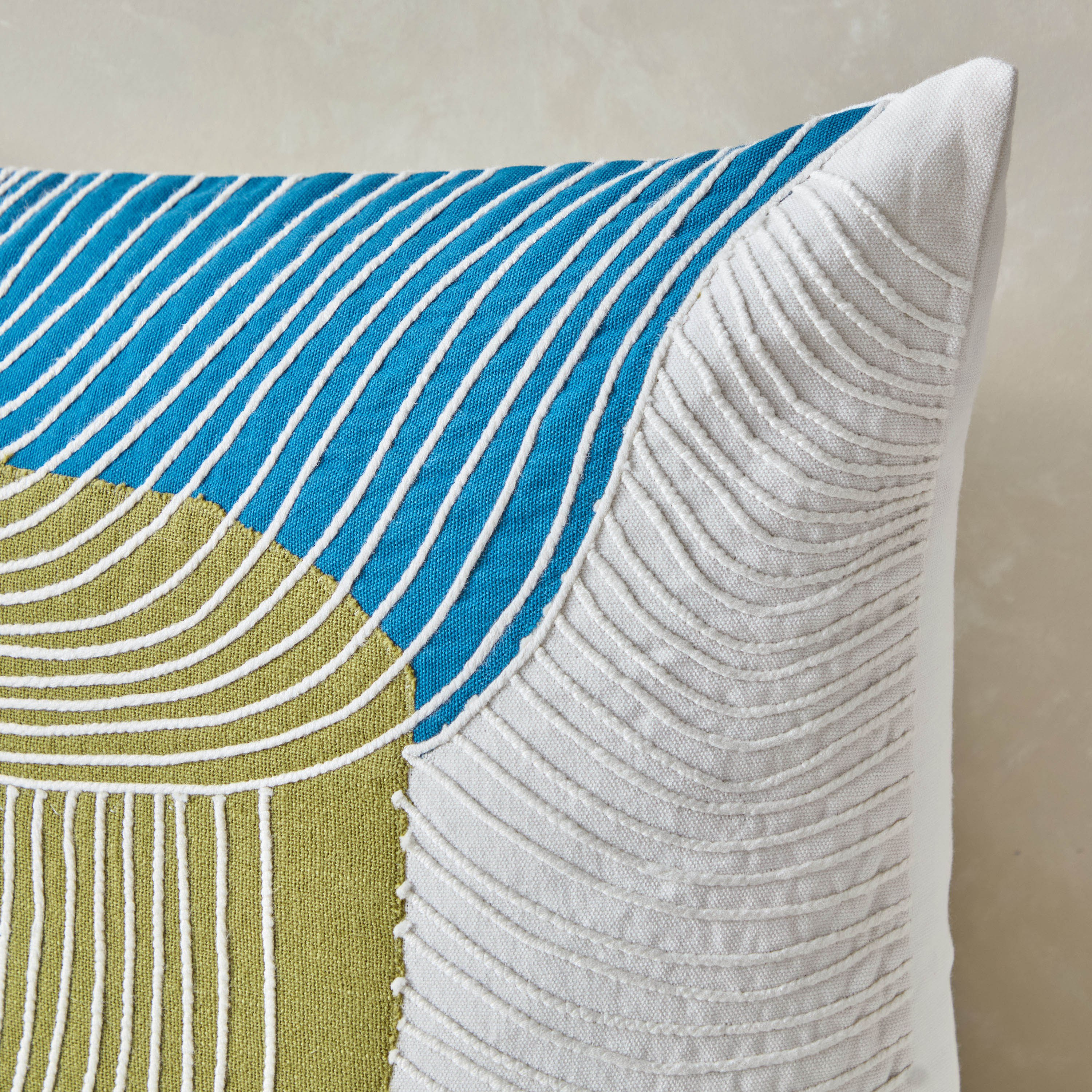 وسادة محشوة مطرزة برقعة من أويا - 45x45 سم-hbxhomeware-hbxbedroom-image-2
